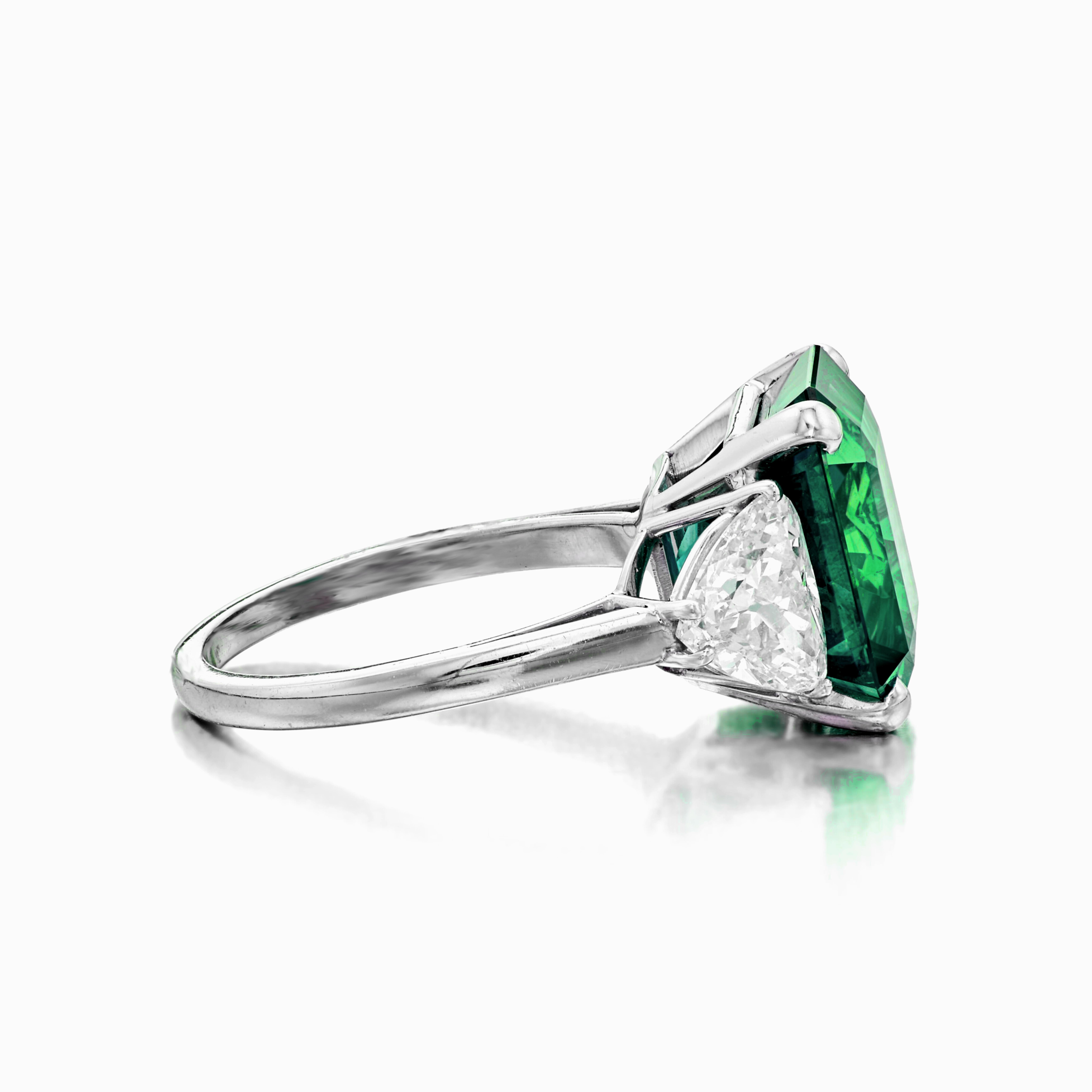 Émeraude verte exquise de 6,26 carats avec une teinte verte vive.

l'émeraude est non traitée et non chauffée

les diamants latéraux sont des billions

serti en platine massif