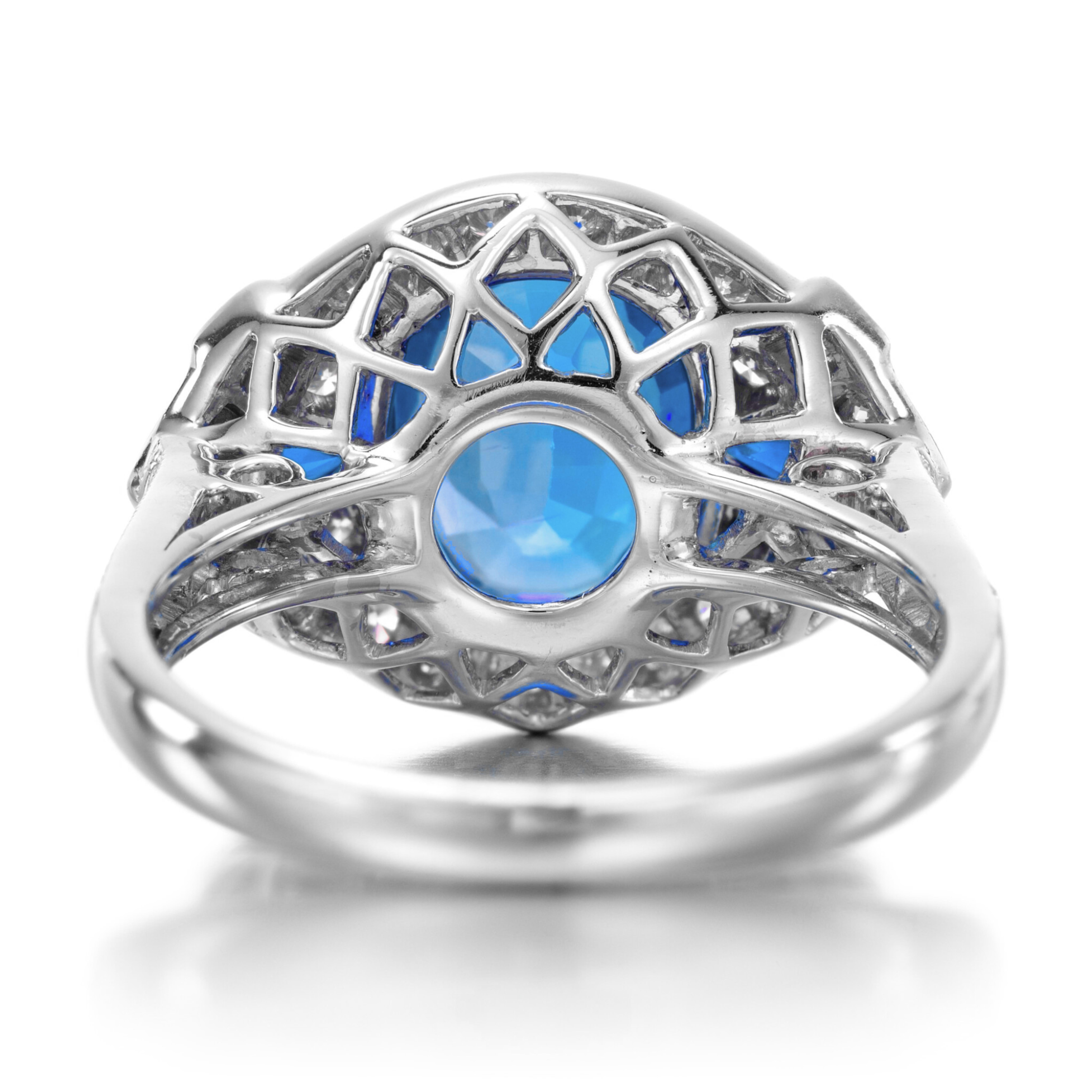 Bague exquise en platine ornée d'un rare saphir de Ceylan non chauffé et certifié GRS, très prisé pour sa couleur bleu royal éclatante et sa clarté exceptionnelle. Provenant du Sri Lanka, ce saphir naturel n'a subi aucun traitement thermique, ce qui