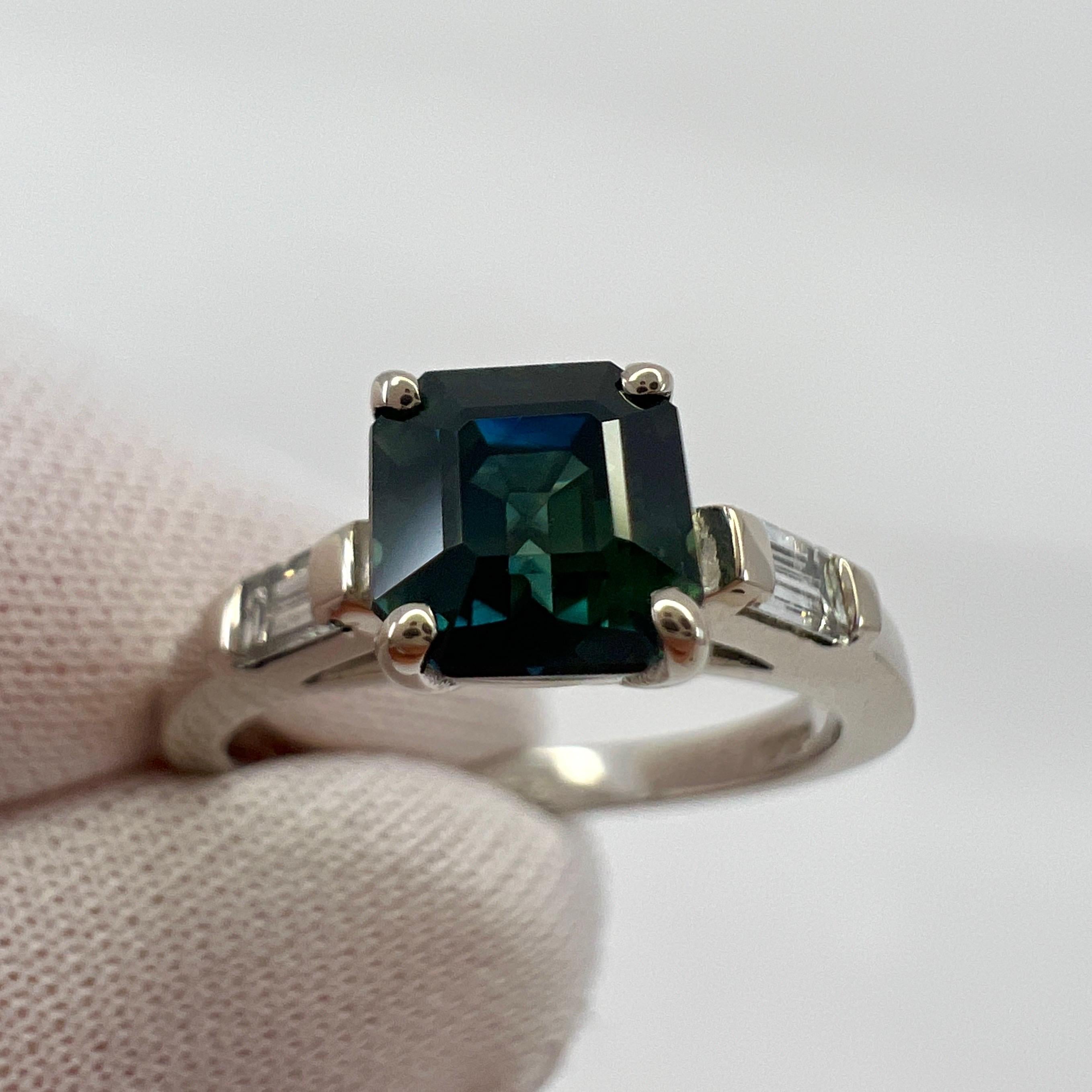 GIA zertifiziert Deep Blue unbehandelten australischen Saphir & Diamant 18k Weißgold Drei Stein Ring.

Seltener GIA-zertifizierter australischer Saphir von 1,31 Karat mit einer atemberaubenden tiefblauen Farbe. Leicht grünliche Untertöne und ein