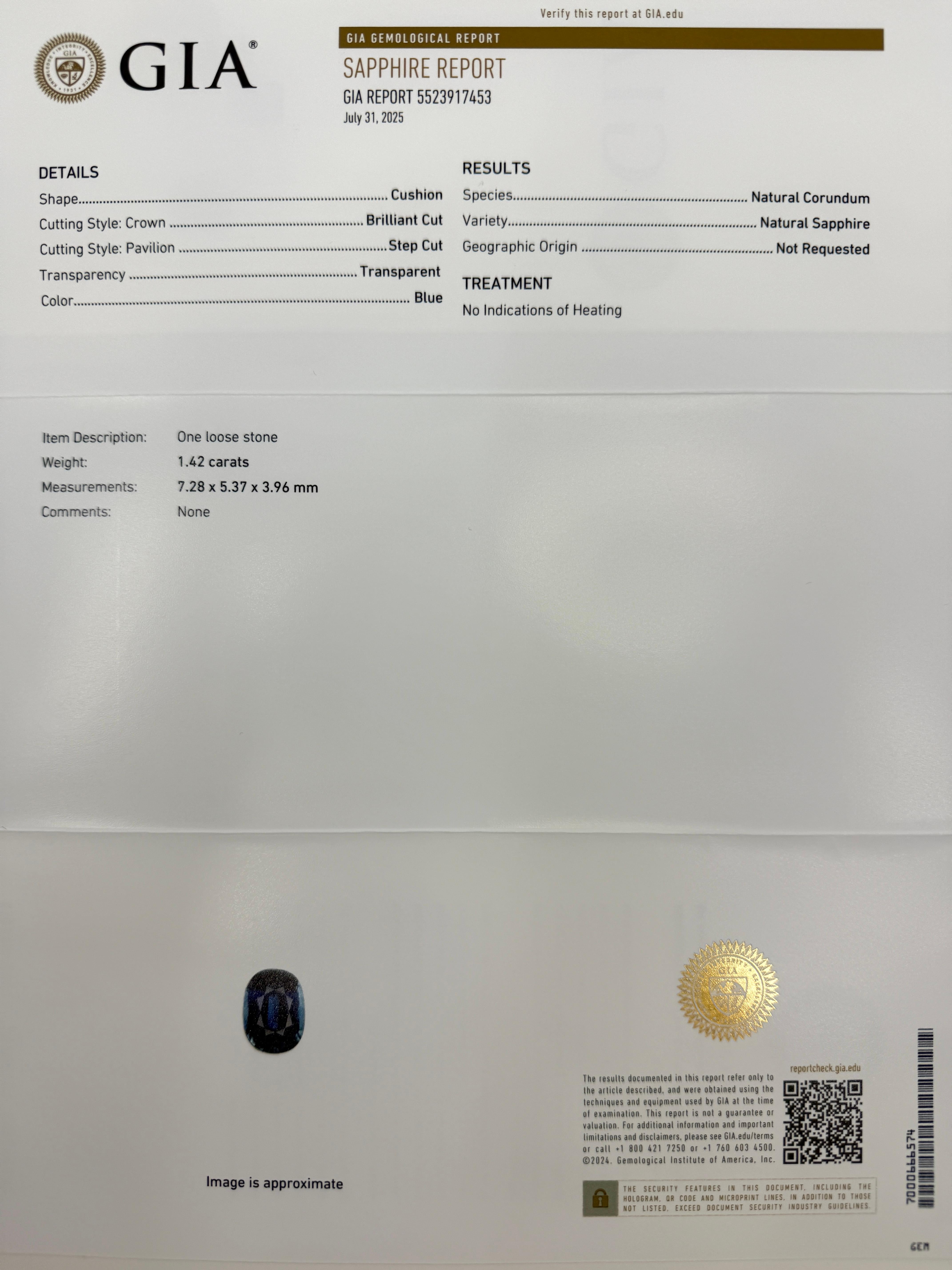 GIA zertifiziert natürlichen unbehandelten Cushion Cut Blue Sapphire & Diamond 18k Gold Drei Stein Ring. 
1,70 Karat Gesamtgewicht.

1,48 Karat feiner tiefblauer Saphir im Kissenschliff als Mittelstein. Dieser Saphir hat einen ausgezeichneten