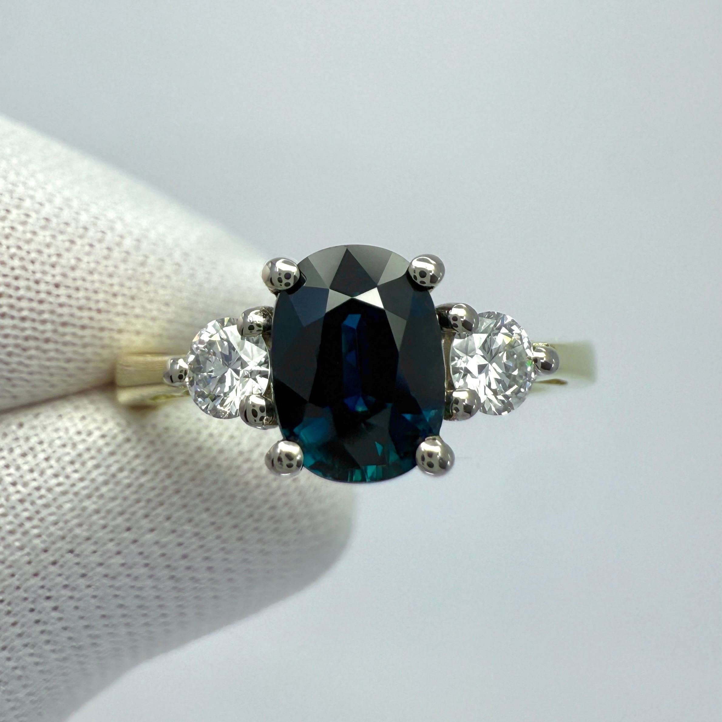 GIA zertifiziert unbehandelt Kissen blauer Saphir Diamant drei Stein 18k Gold Ring (Ovalschliff) im Angebot