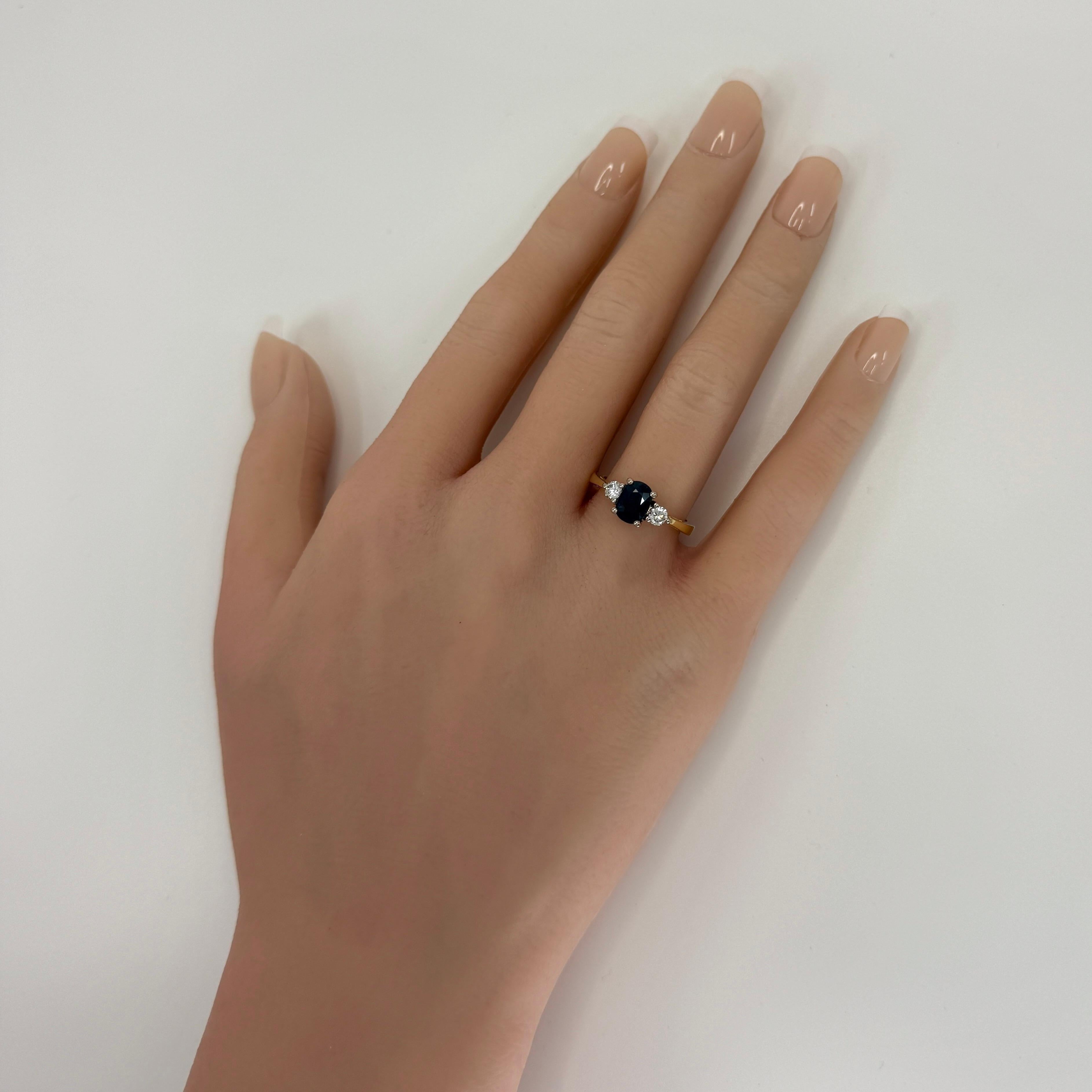 GIA zertifiziert unbehandelt Kissen blauer Saphir Diamant drei Stein 18k Gold Ring im Zustand „Neu“ im Angebot in Birmingham, GB