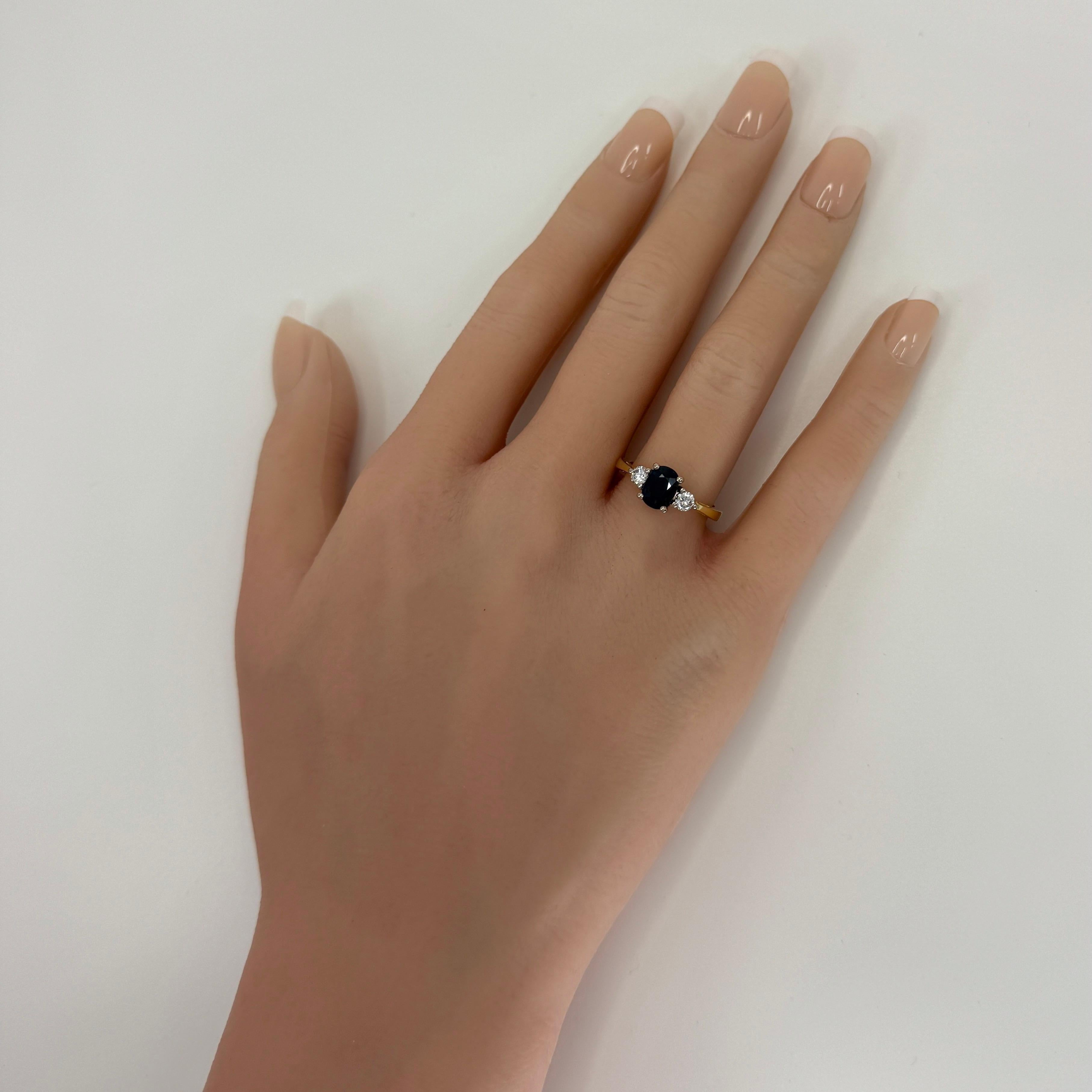 GIA zertifiziert unbehandelt Kissen blauer Saphir Diamant drei Stein 18k Gold Ring im Angebot 3