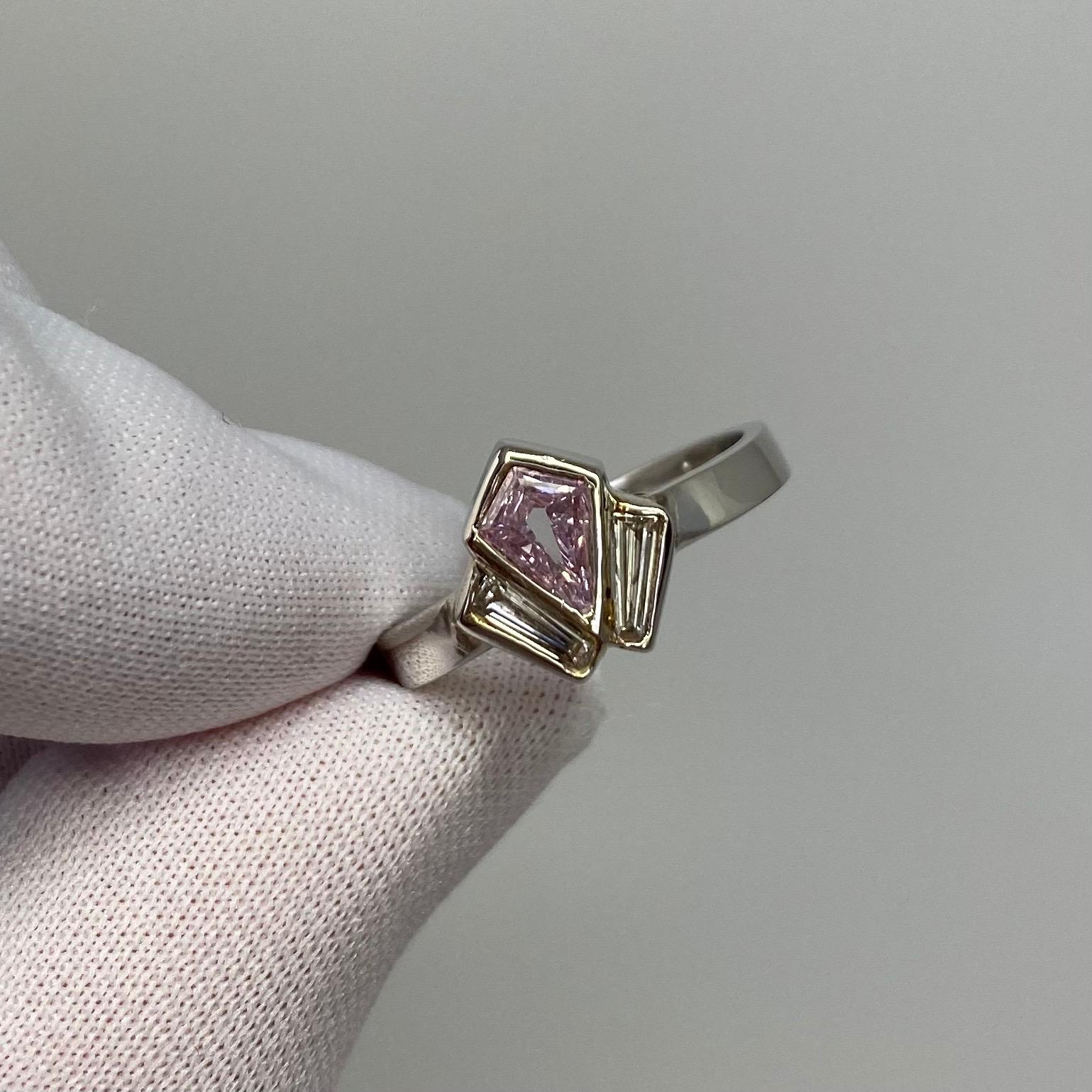 Bague en platine de style Art Déco avec diamant rose pourpre non traité.

Une magnifique et unique bague en platine faite à la main avec une pierre centrale en diamant rose pourpre de fantaisie rare. 0.ce diamant rose pourpre de 30 carats est