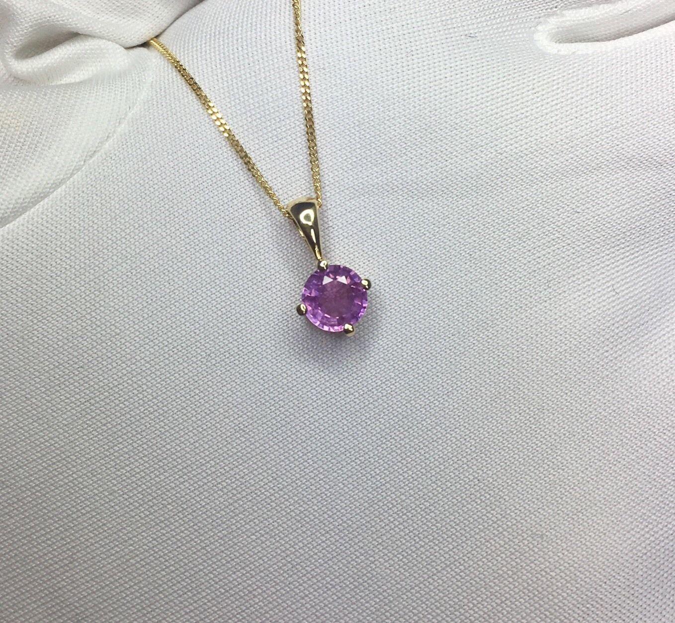 GIA Certified Untreated Pink Purple Sapphire Pendant 18k Gold Round Diamond Cut In New Condition In Birmingham, GB