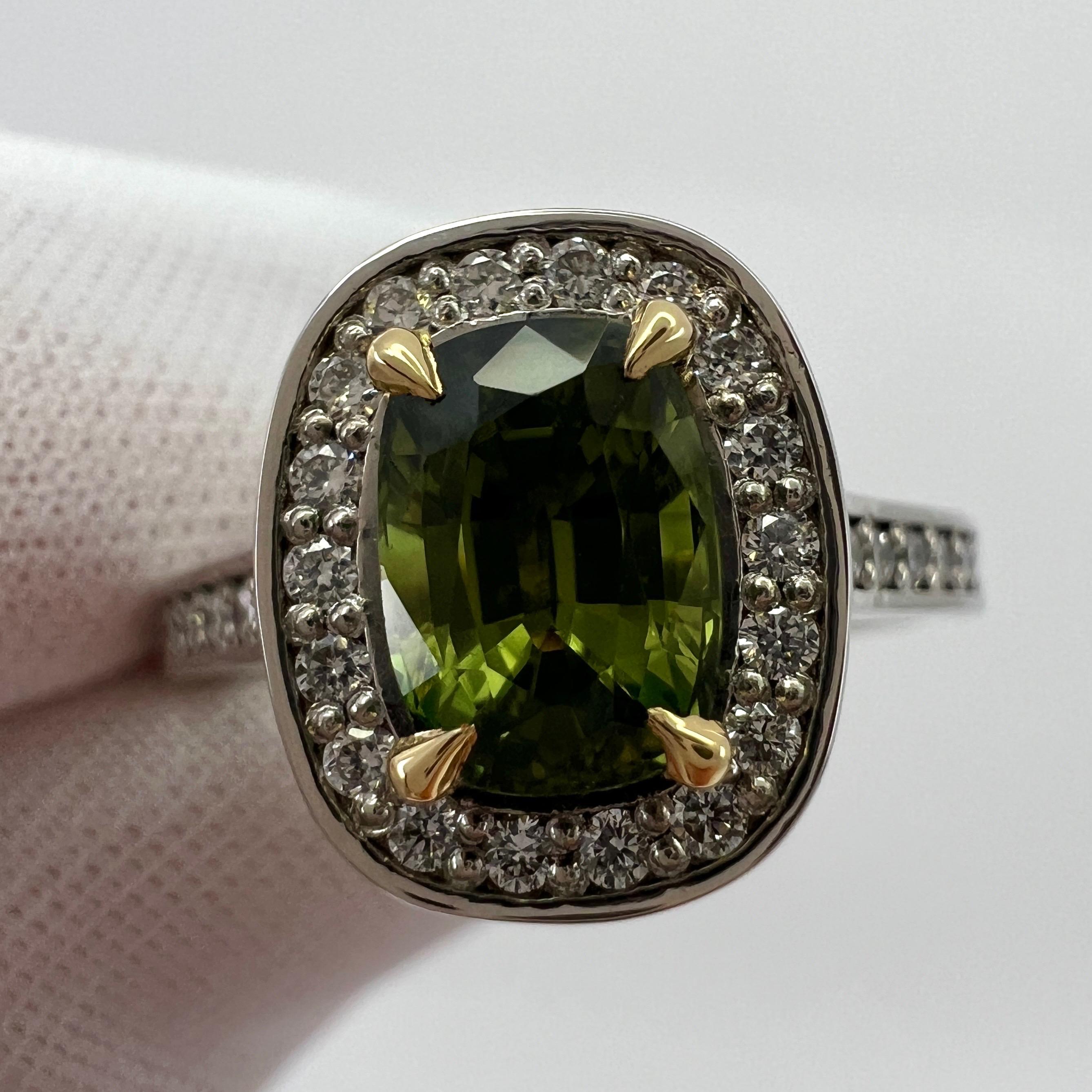 GIA Certified Vivid Green Thai Saphir und Diamant 18k Gelb und Weißgold Halo Ring.

1,50 Karat thailändischer Saphir mit einer atemberaubenden leuchtend grüngelben Farbe. Vollständig von GIA zertifiziert, was bestätigt, dass der Stein natürlich,