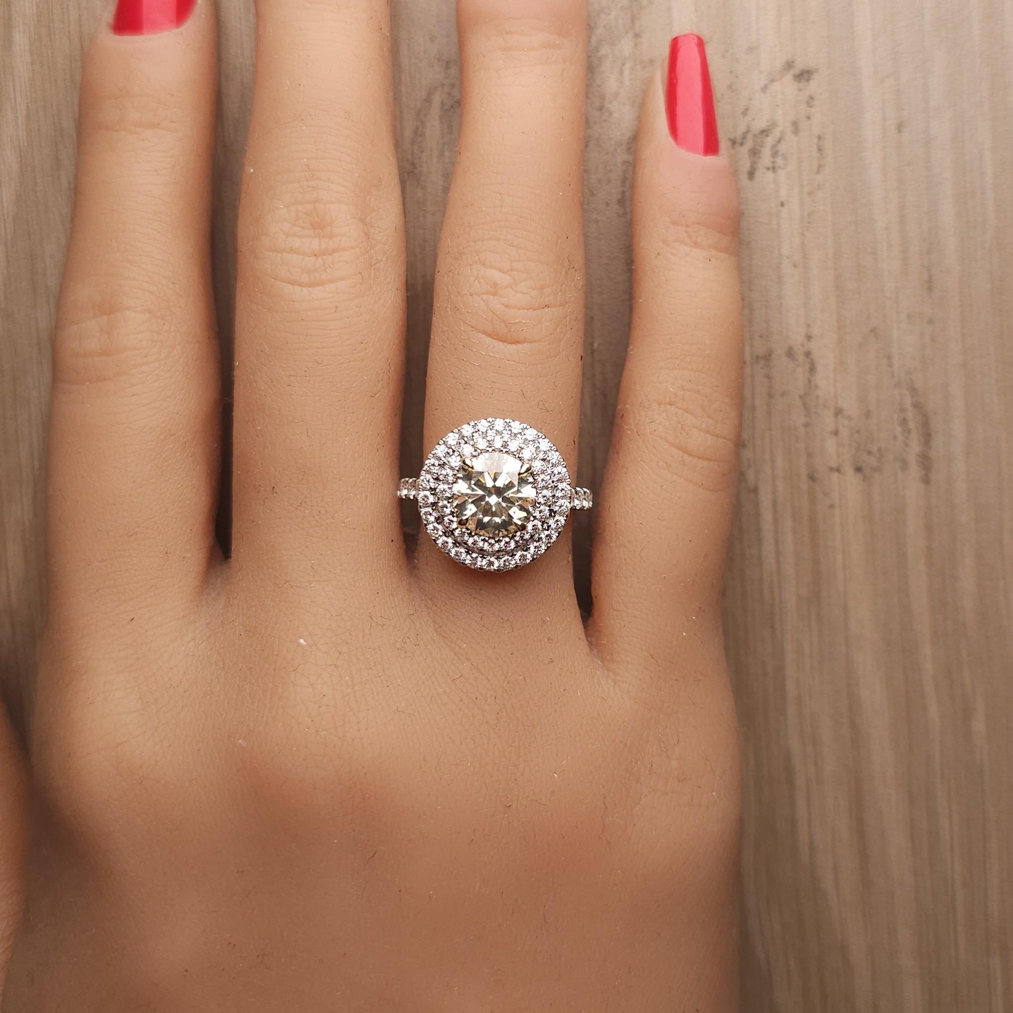 Bague de cocktail en or certifiée GIA et contenant un diamant rond jaune très clair de 3,15 carats TW en vente 3