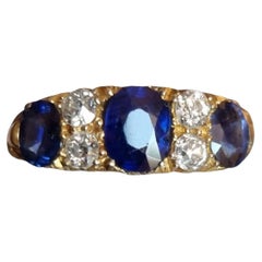 Bague victorienne à trois pierres en saphir bleu et diamants certifiée par le GIA