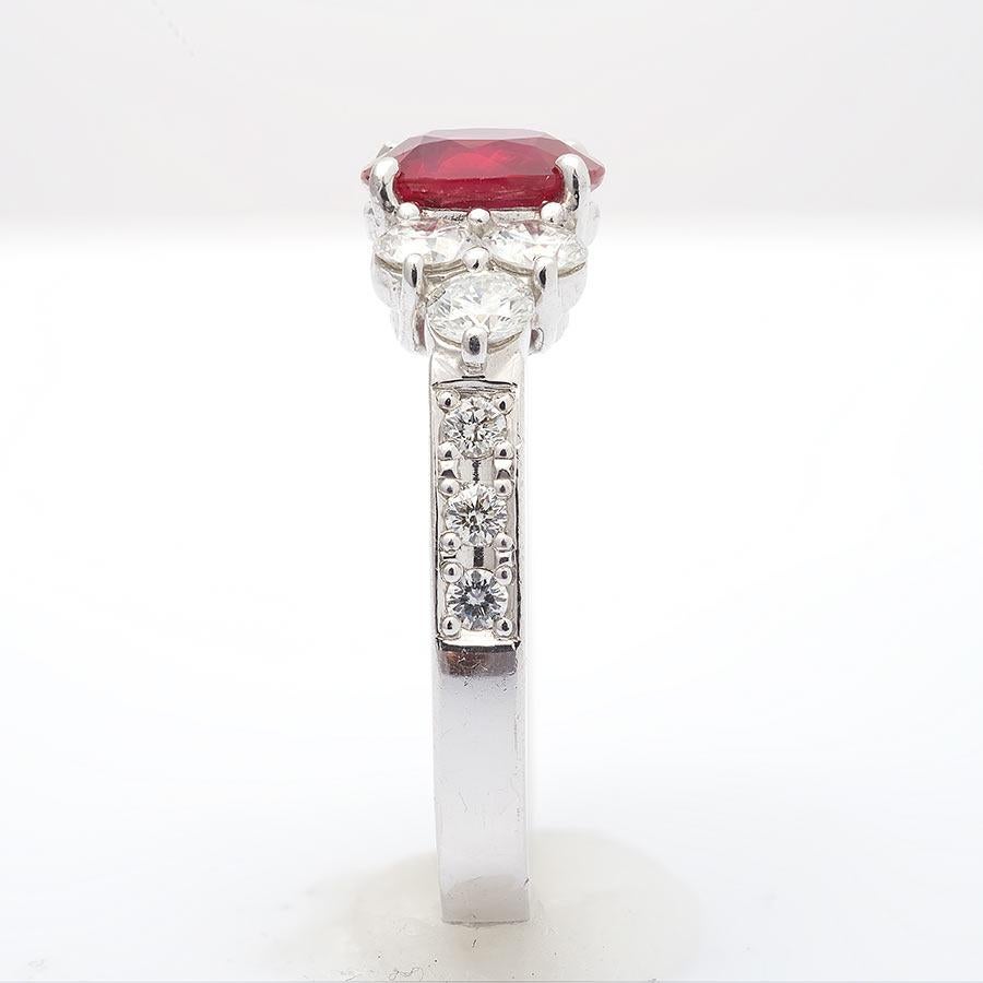 Bague en platine sertie de diamants en rubis naturel de Birmanie certifiés GIA de 1,34 carat  Neuf à Los Angeles, CA