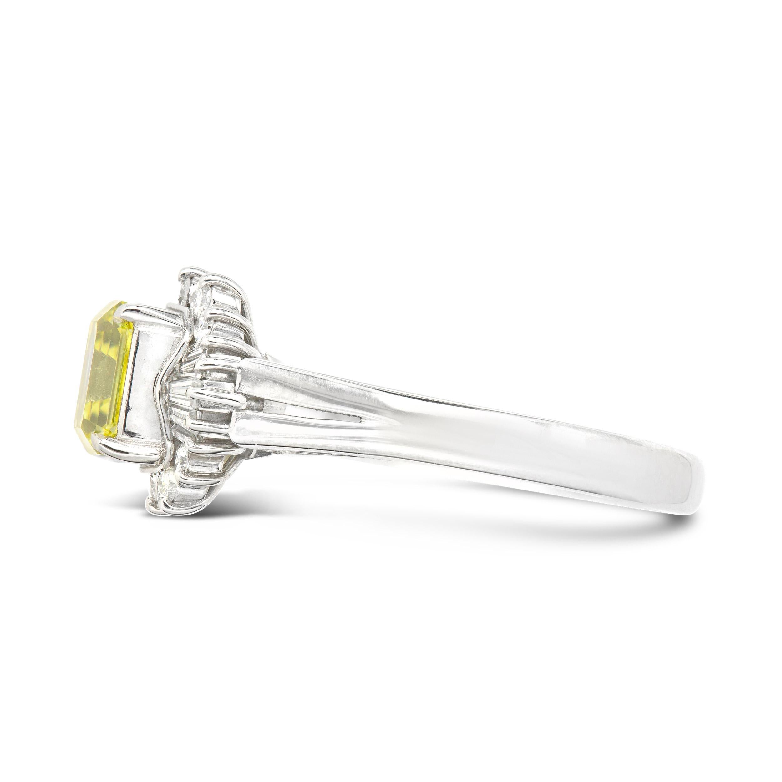 GIA-zertifizierter Vintage 1,21 Karat Ballerina-Ring mit intensiv gelbem Smaragdschliff, ausgefallen im Zustand „Gut“ in New York, NY