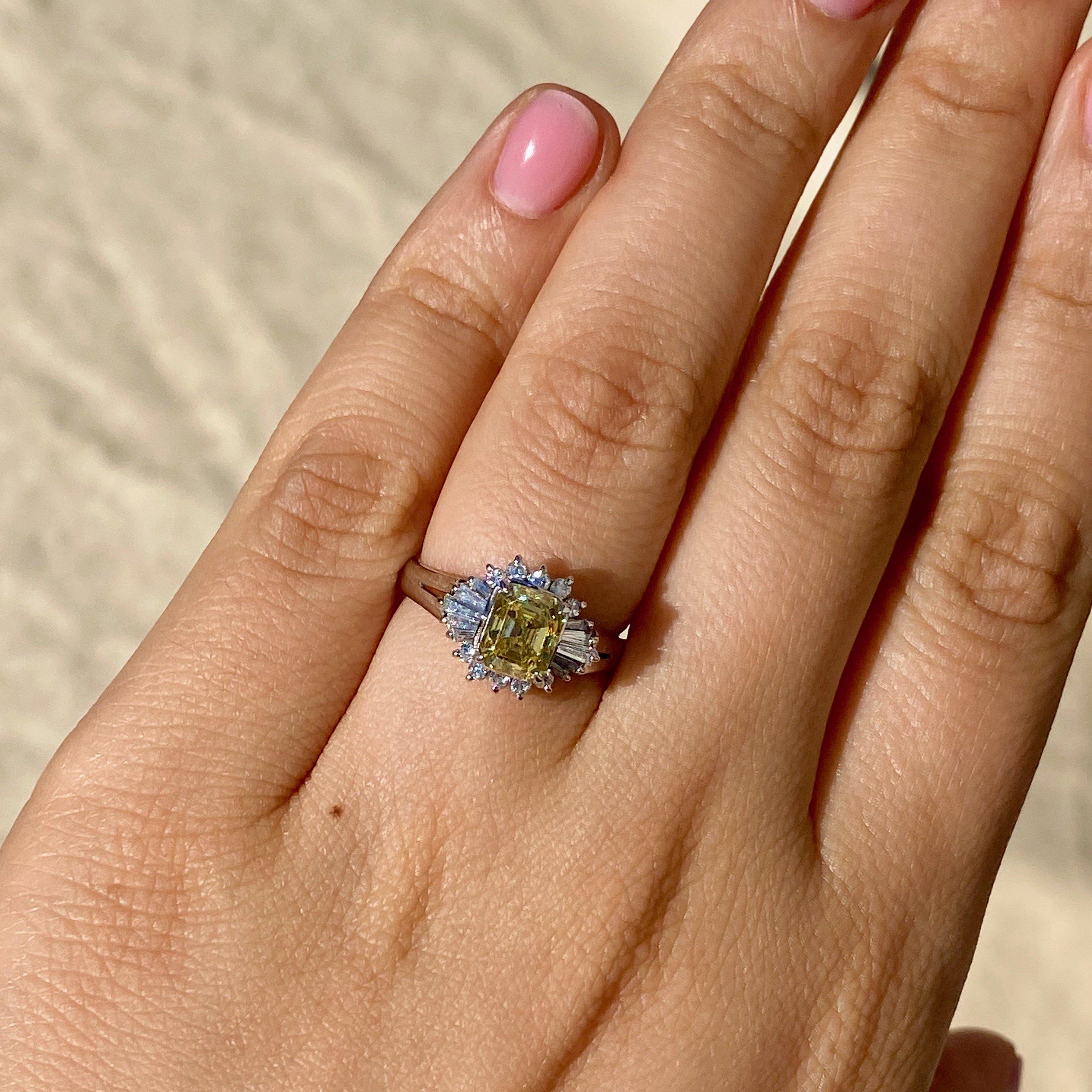 GIA-zertifizierter Vintage 1,21 Karat Ballerina-Ring mit intensiv gelbem Smaragdschliff, ausgefallen 1