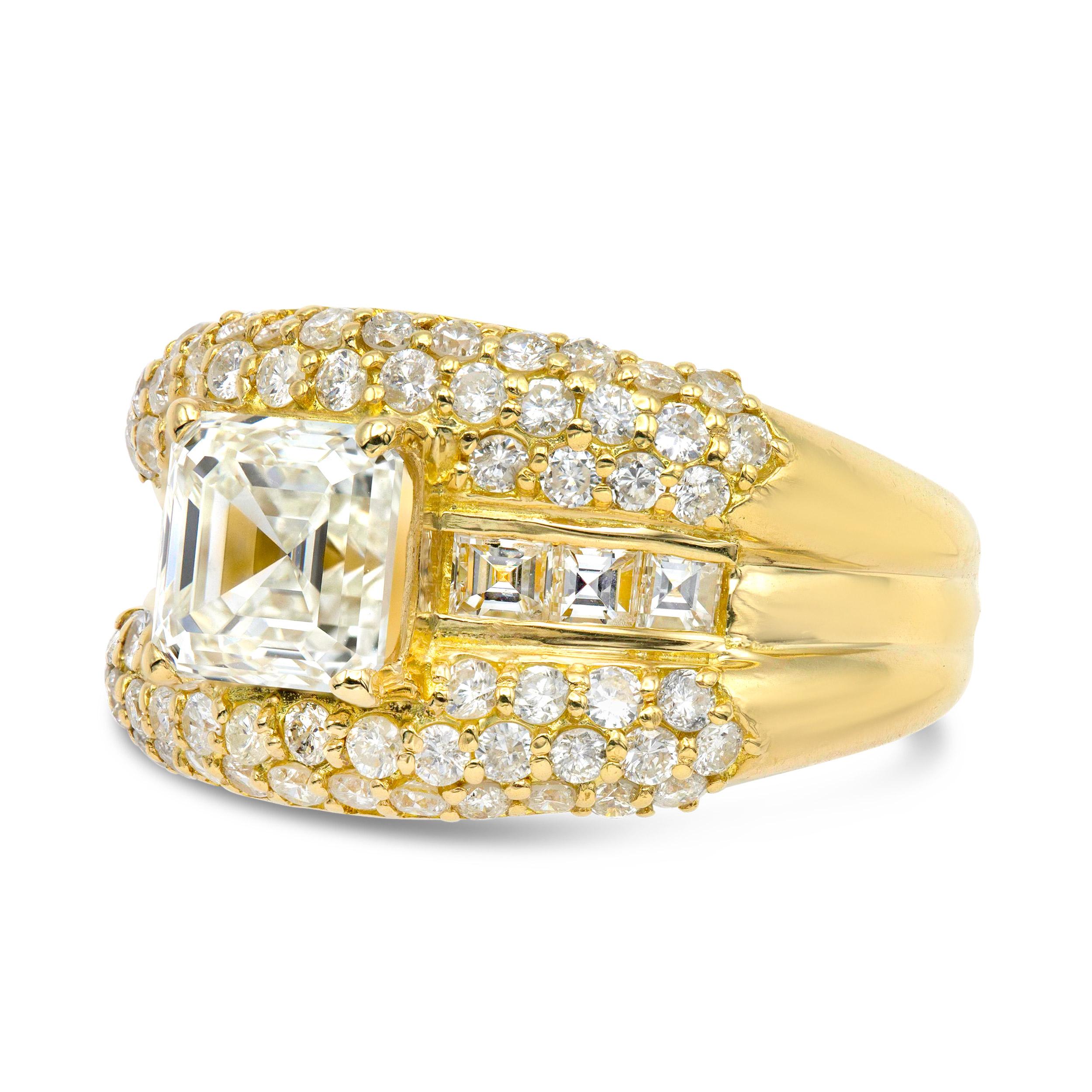 Ein gewagter All-Over-Look aus Gelbgold und Diamanten für die Frau, die gerne auffällt. Im Mittelpunkt steht ein heller, quadratischer Diamant im Smaragdschliff mit einem kristallklaren, abgestuften Facettenmuster. Ein echter Vintage-Charmeur. Wir