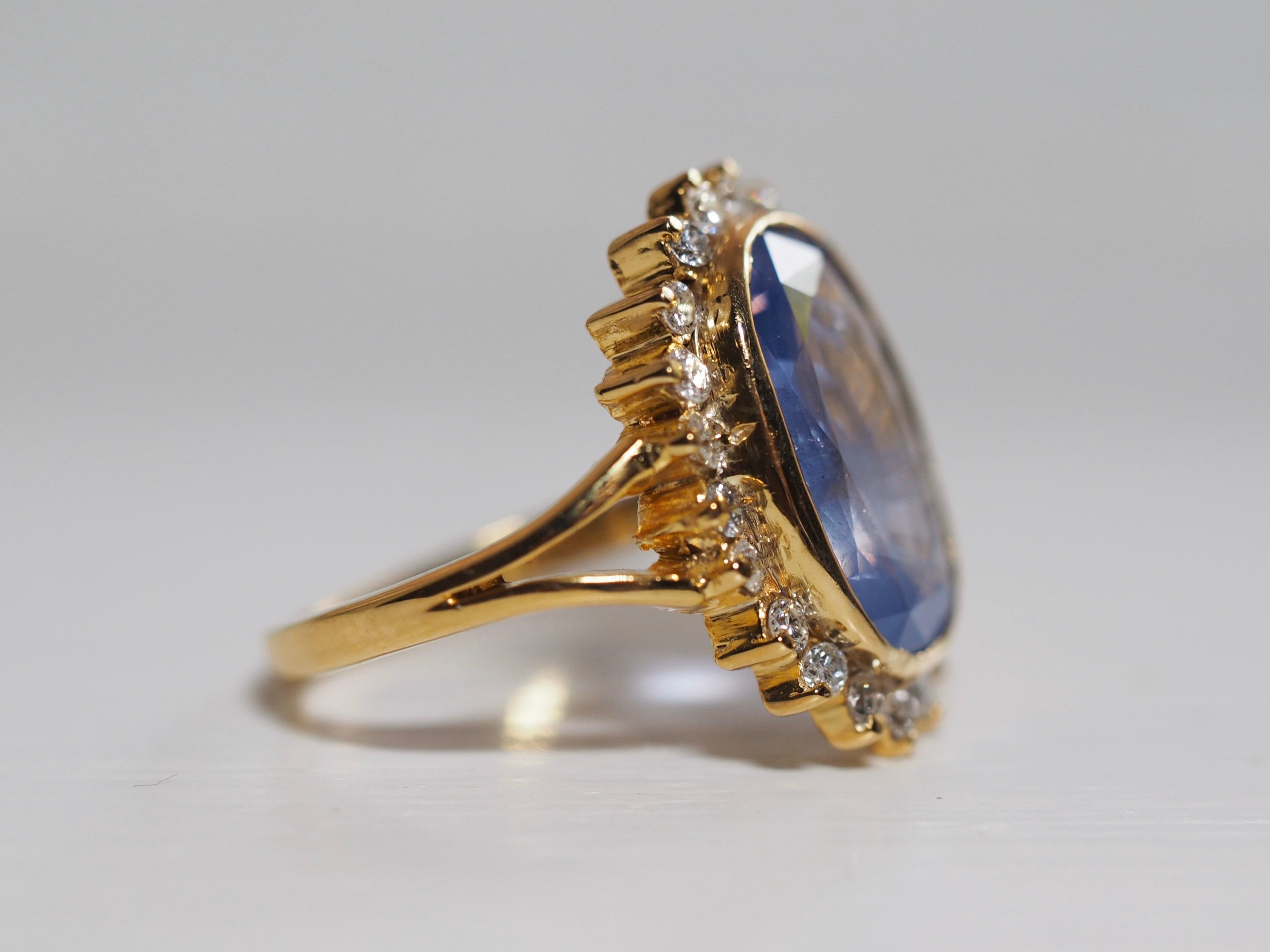 GIA Certified Vintage Ceylon Sapphire Diamond Halo Ring in 14 Karat Yellow Gold In Excellent Condition In Addison, TX