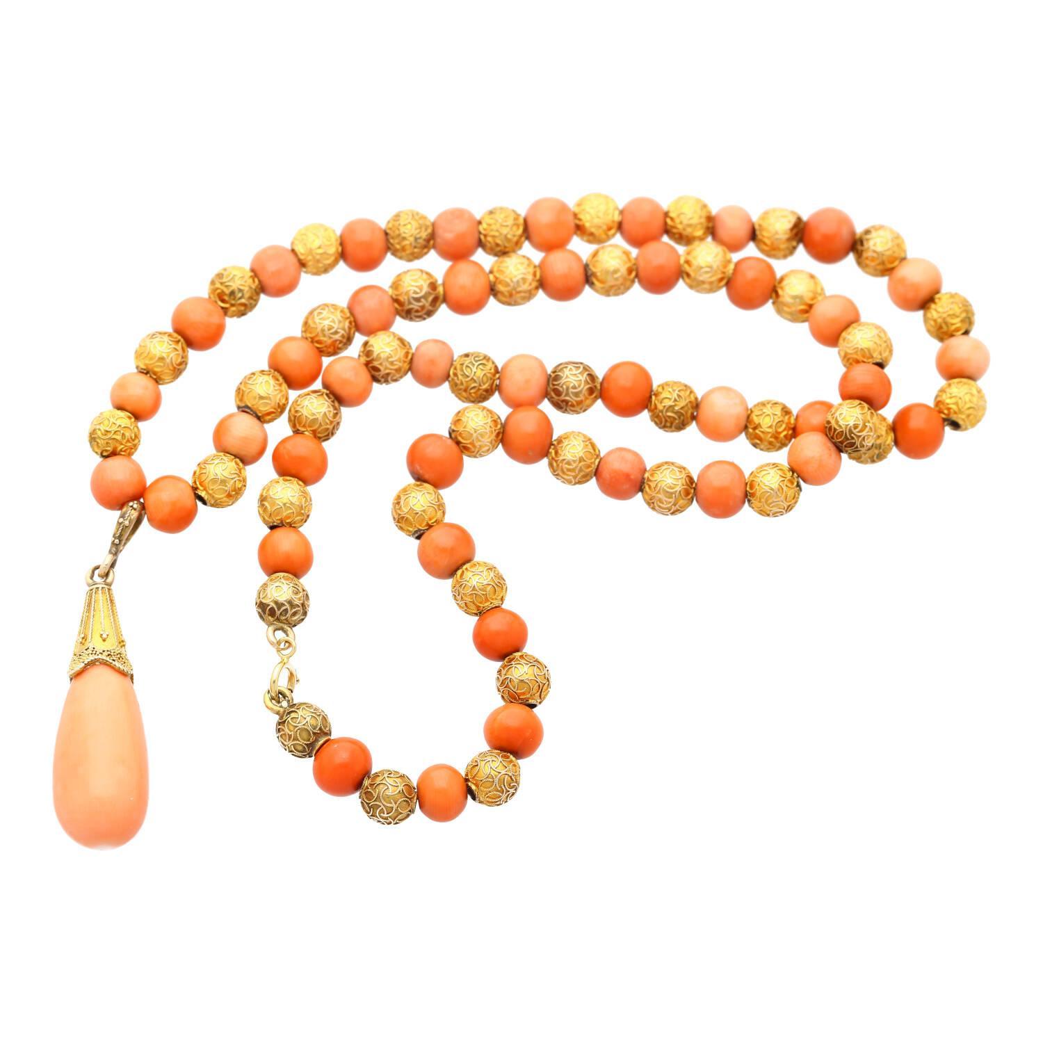 Taglio rotondo Ciondolo a goccia in corallo d'epoca e filigrana d'oro 14 carati certificato GIA in vendita