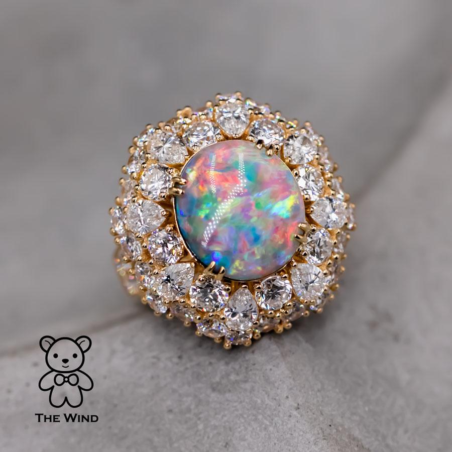 Name des Entwurfs: The Magnificent!

Design-Idee: Die lebendigsten und seltensten Schätze der Erde, die ich je gesehen habe!  Der australische Schwarzopal von 4,35 Karat hat ein außergewöhnliches Farbenspiel.  5,19 Karat birnenförmige und runde