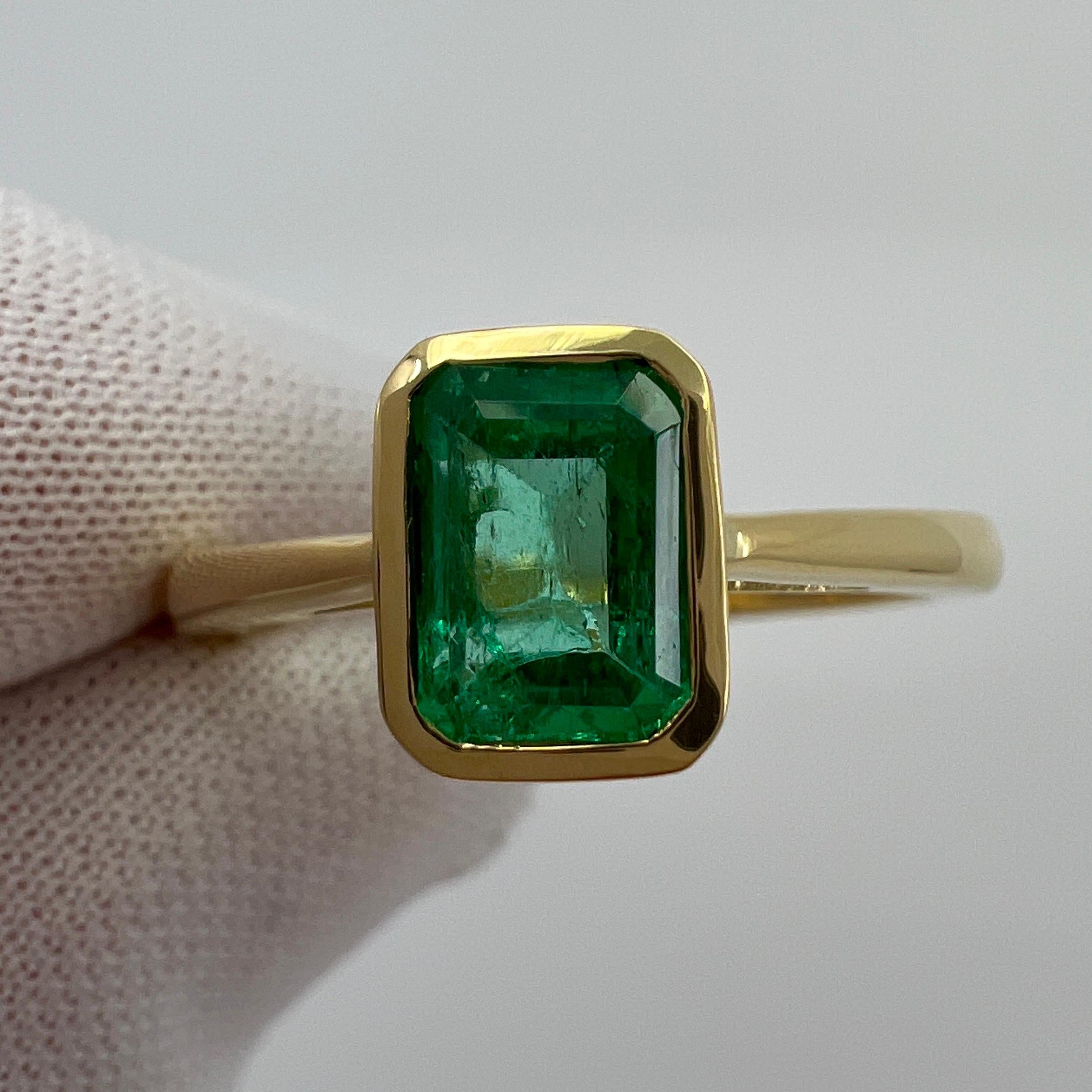 GIA Certified Vivid Green 1.5ct Colombian Emerald 18k Yellow Gold Solitaire Ring In New Condition In Birmingham, GB