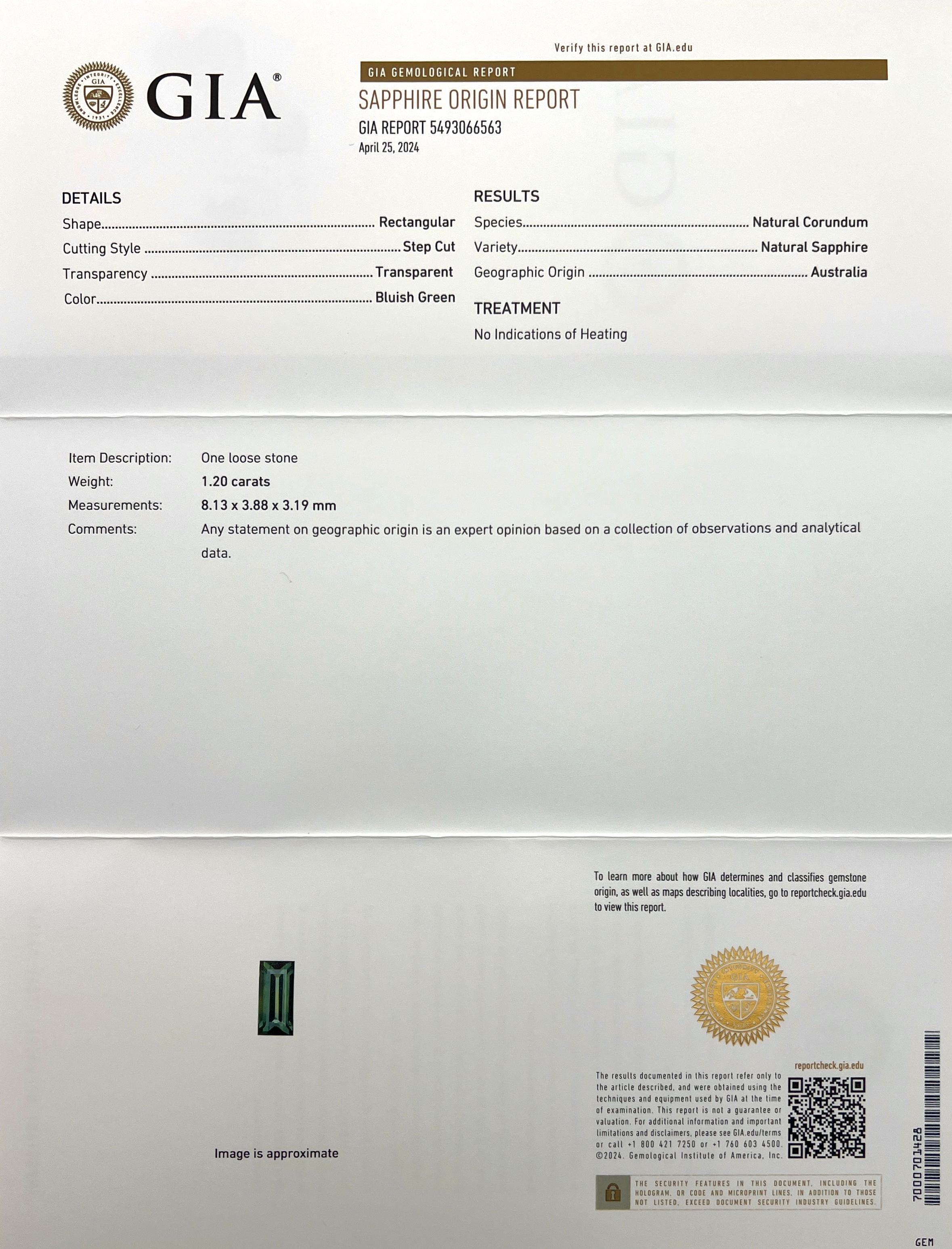 Anello unico GIA con zaffiro australiano verde vivo non trattato in oro giallo 18 carati East West.

Zaffiro certificato GIA da 1,20 carati con un bel colore verde vivo e un eccellente taglio a rettangolo/baguetta.
Questo zaffiro ha anche