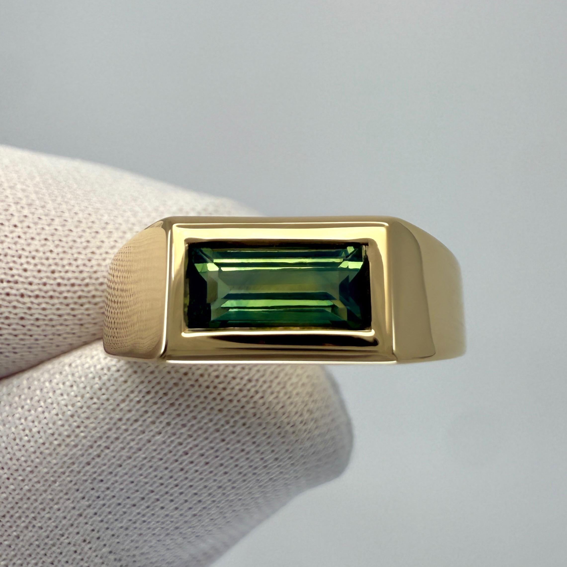 Taglio baguette GIA Certified Vivid Green Untreated Australian Sapphire (zaffiro australiano non trattato) Anello East West in oro 18 carati in vendita