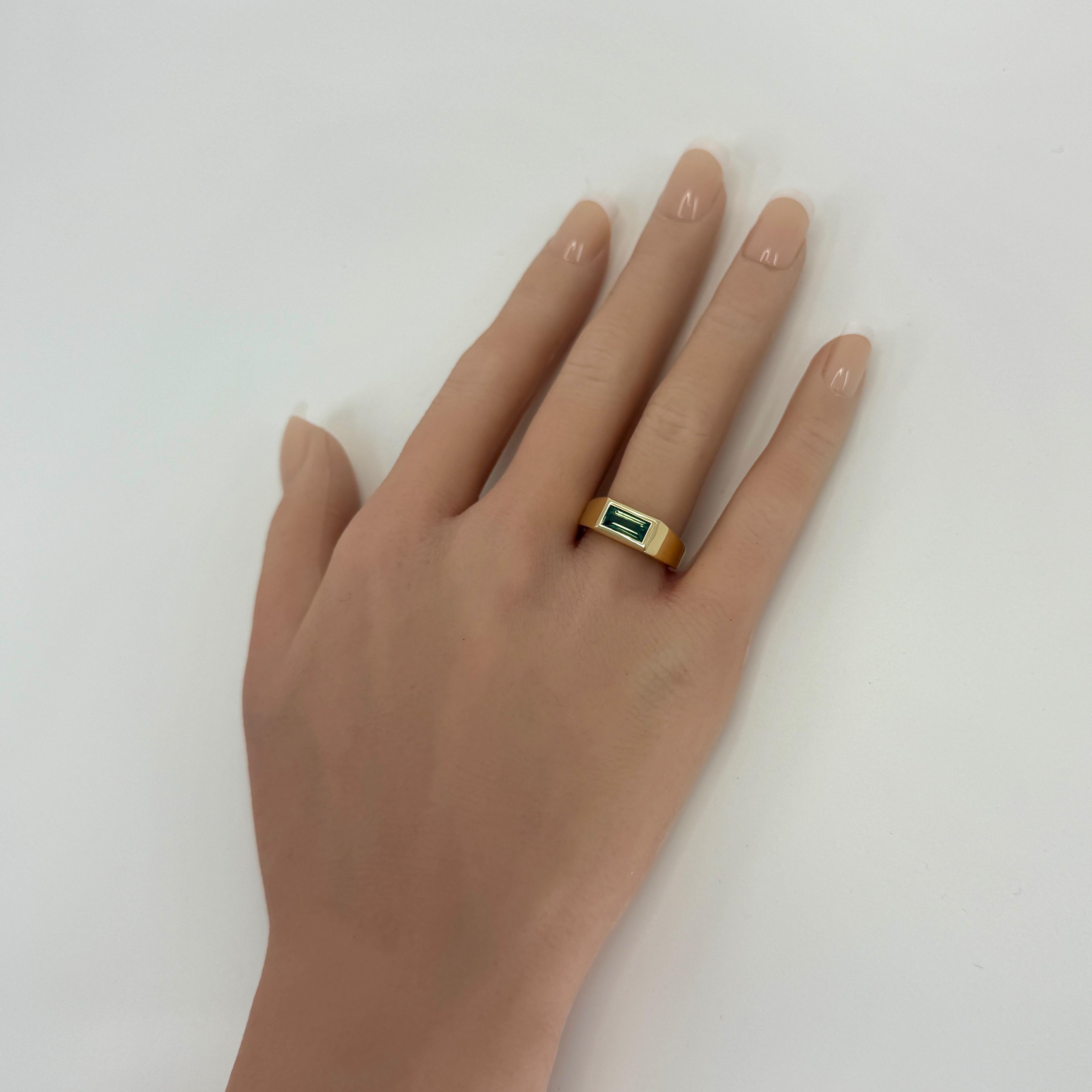 da uomo o donna GIA Certified Vivid Green Untreated Australian Sapphire (zaffiro australiano non trattato) Anello East West in oro 18 carati in vendita