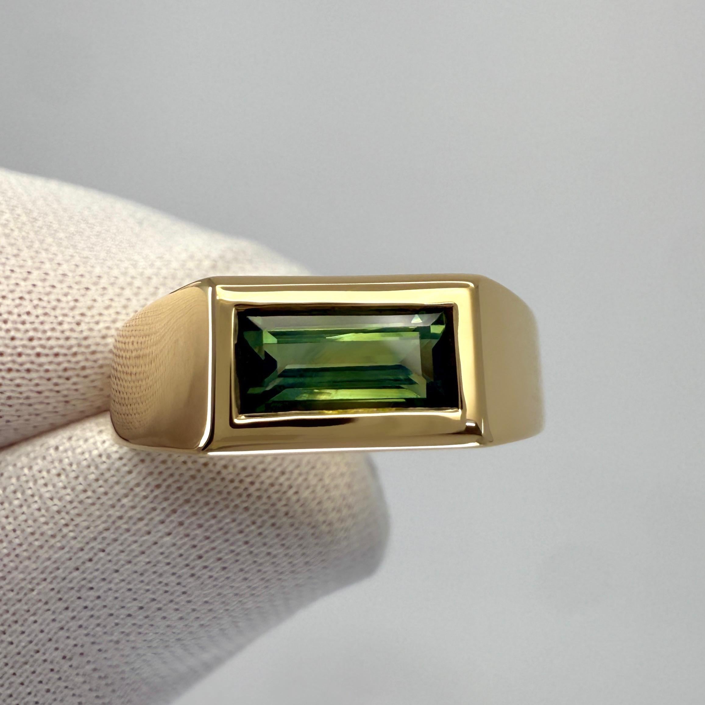 GIA Certified Vivid Green Untreated Australian Sapphire (zaffiro australiano non trattato) Anello East West in oro 18 carati in vendita 1