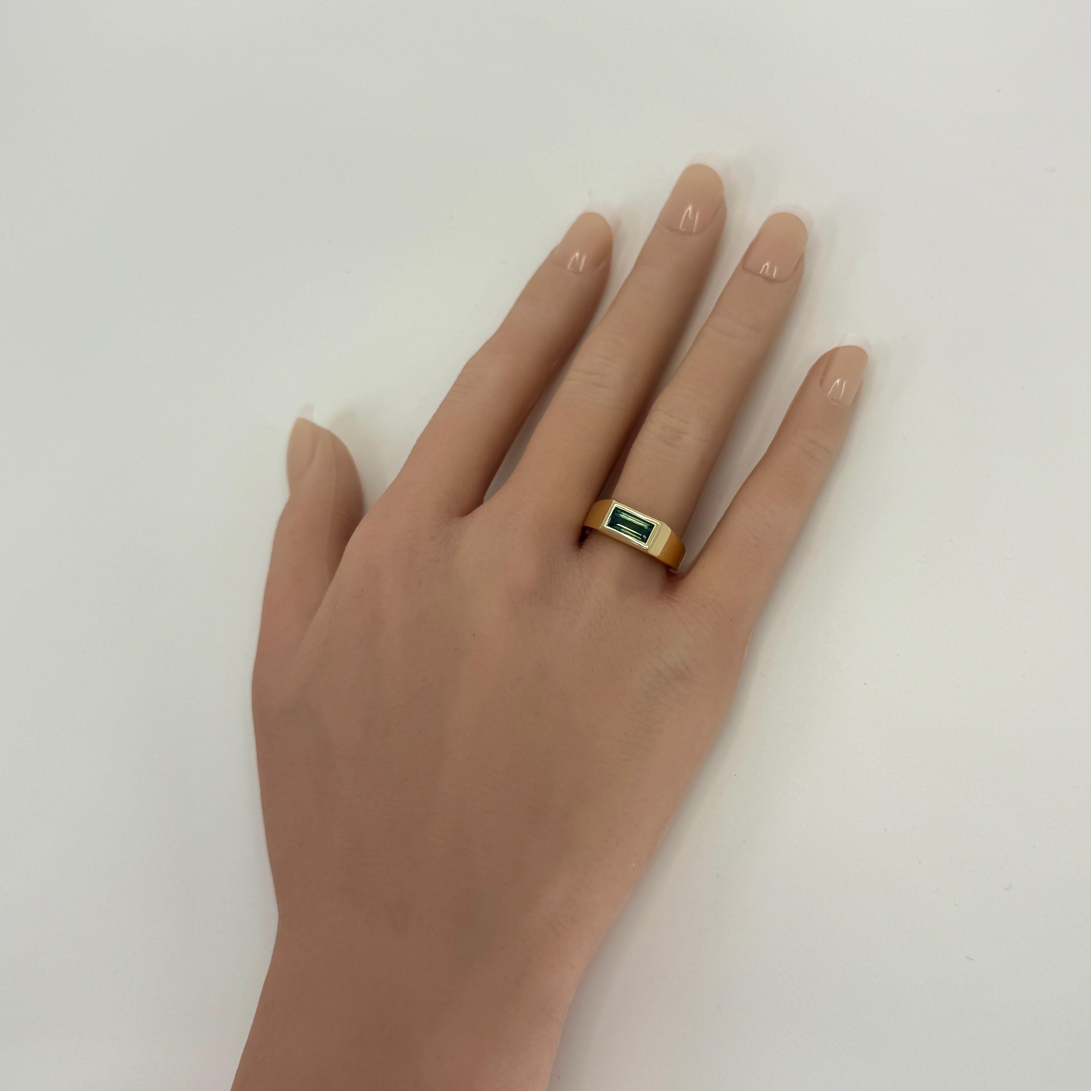 GIA Certified Vivid Green Untreated Australian Sapphire (zaffiro australiano non trattato) Anello East West in oro 18 carati in vendita 4
