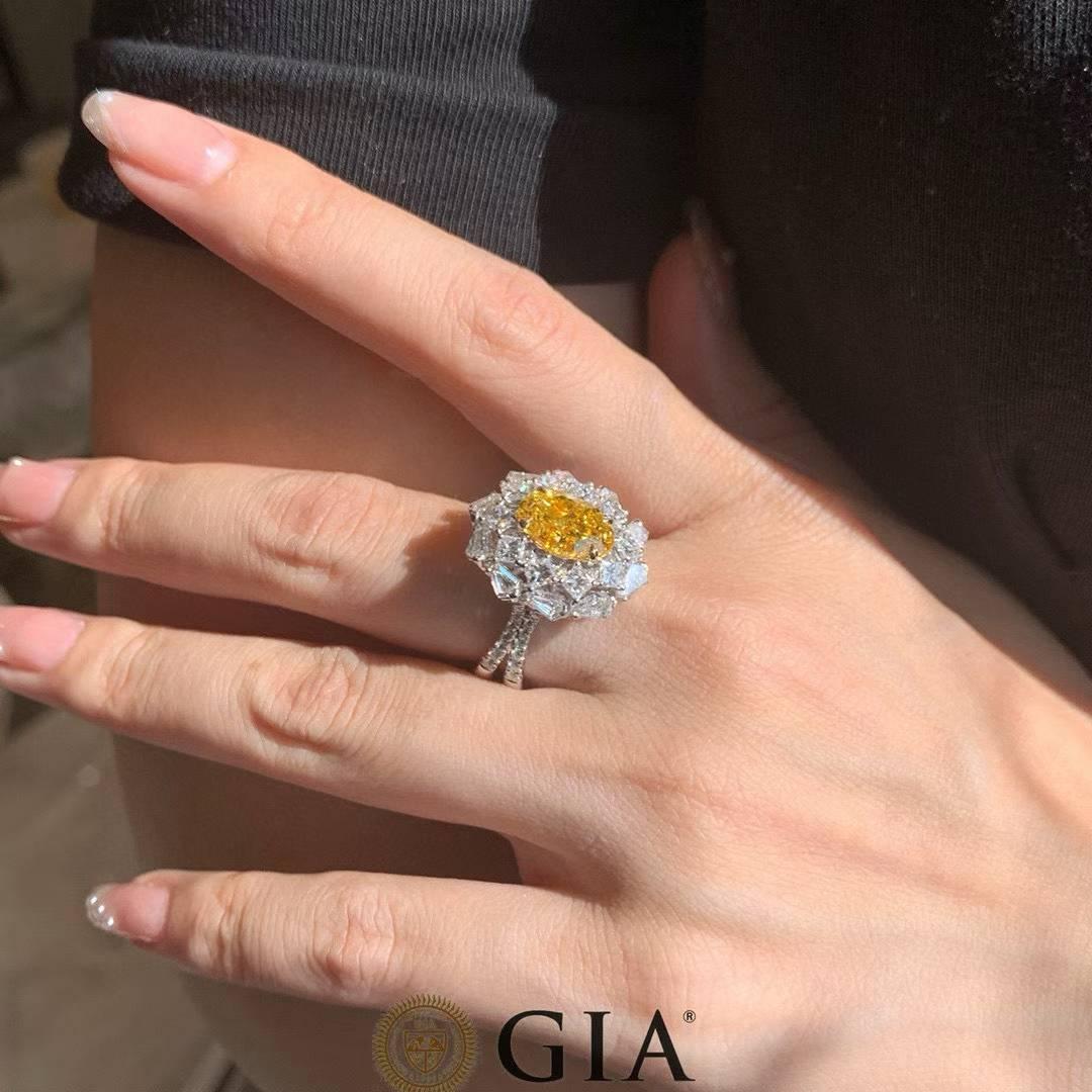 En vente :  Bague de fiançailles cocktail en diamant Vivid Diamonds jaune certifié GIA - Eze Jewelry 3