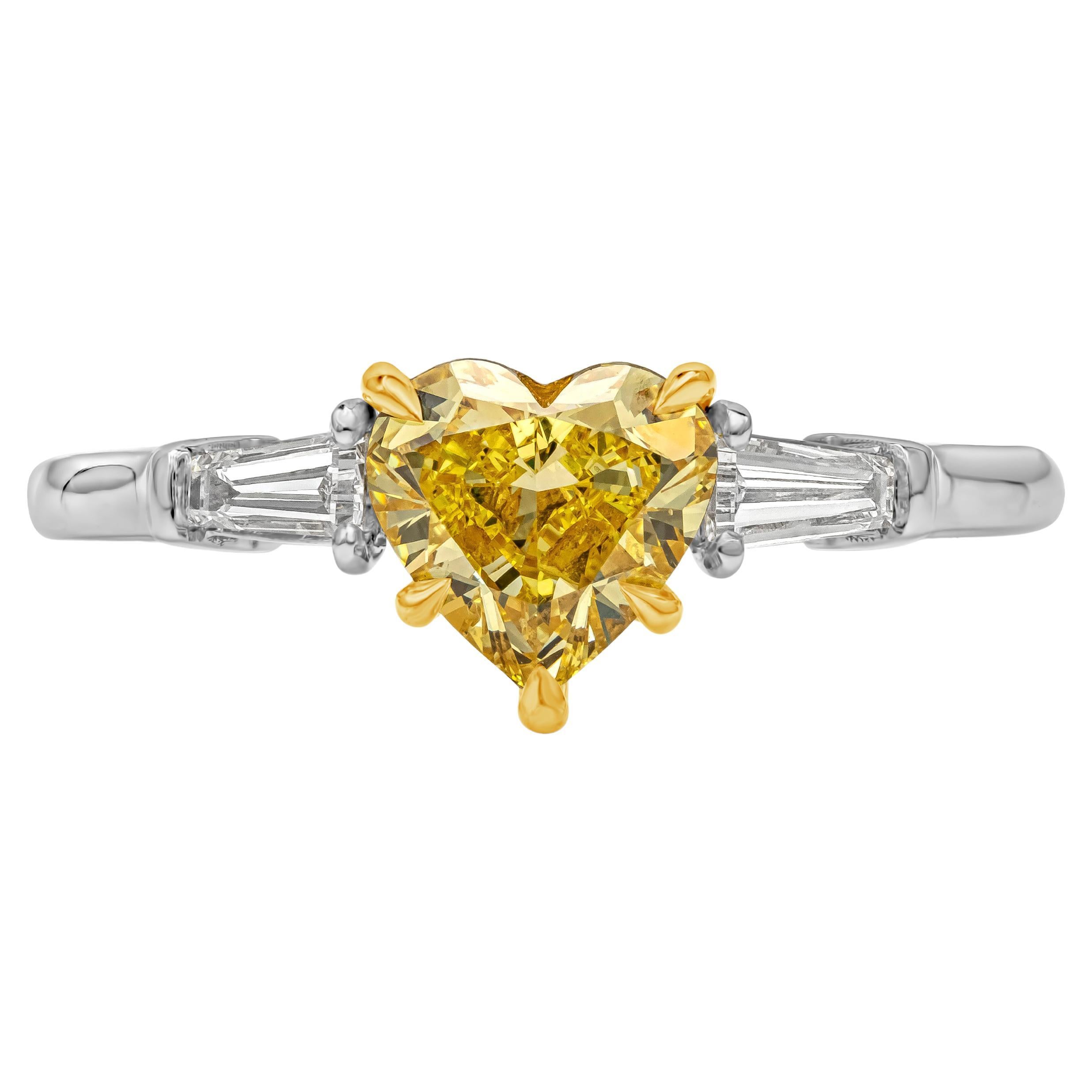 Anillo de compromiso de tres piedras con diamante amarillo en forma de corazón de 1,01 quilates certificado por el GIA