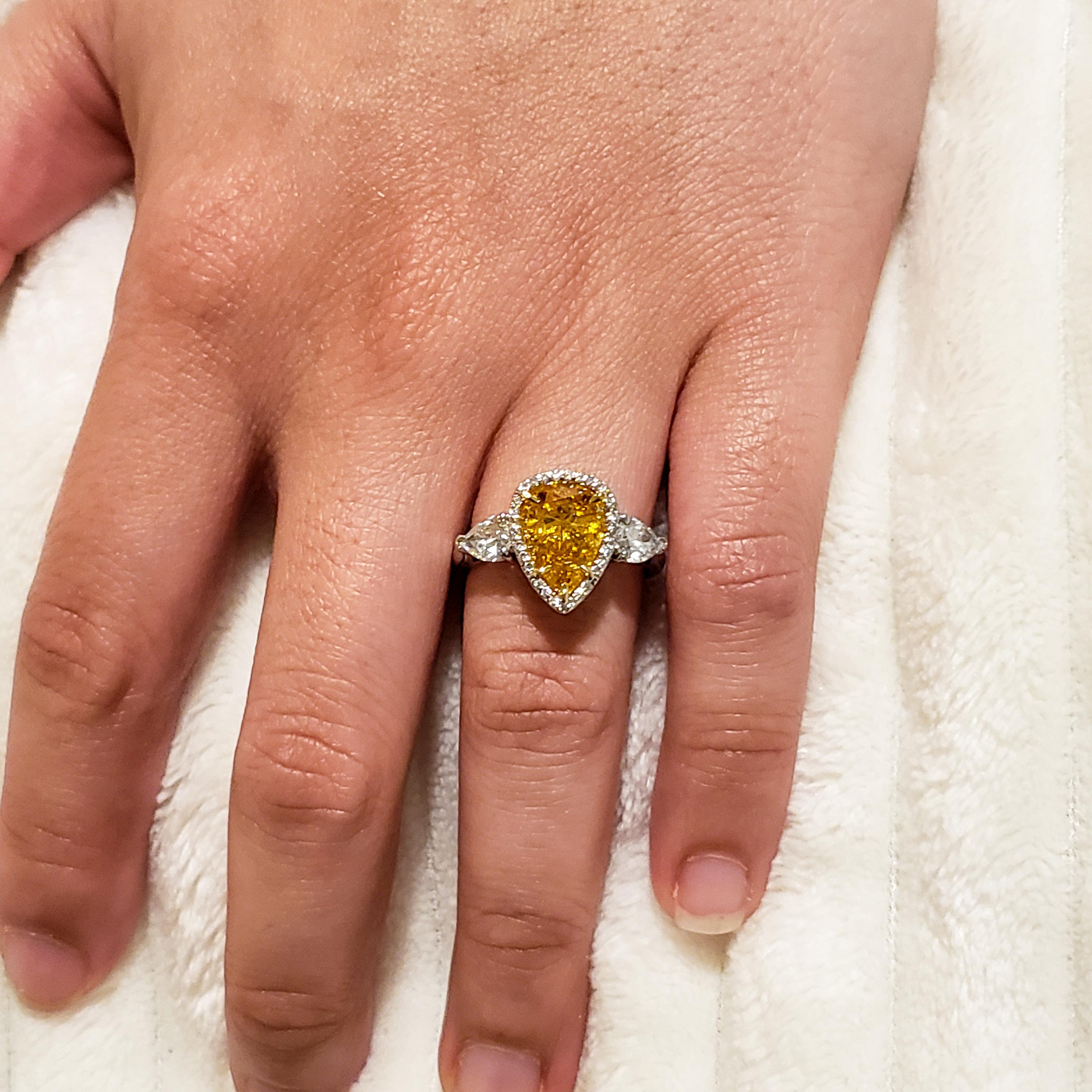 GIA-zertifizierter lebhaft gelber und orangefarbener birnenförmiger Diamant-Verlobungsring im Zustand „Neu“ im Angebot in New York, NY
