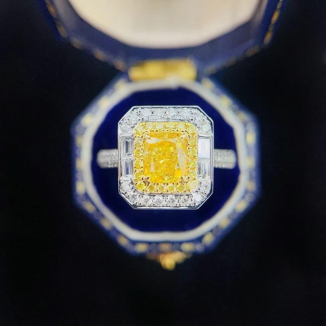 GIA Certified VS1 Clarity 1.01 CT Yellow Diamond Ring with Baguette Diamonds In New Condition For Sale In Kowloon, HK