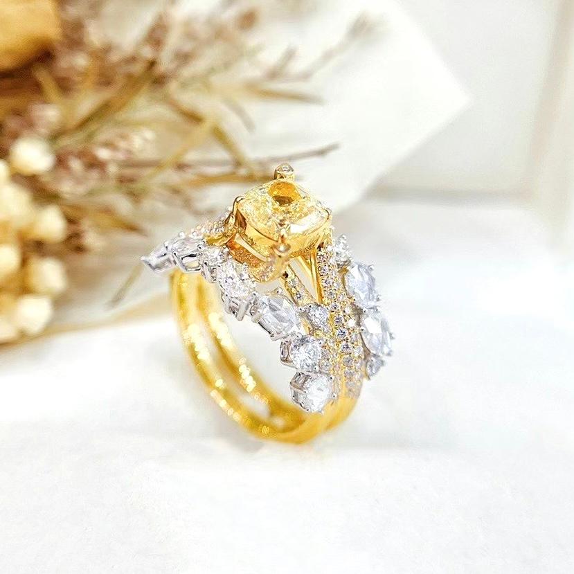 GIA Certified VS2 Clarity 1.51 CT Fancy Yellow Diamond 18K Yellow Gold Ring In New Condition For Sale In Kowloon, HK