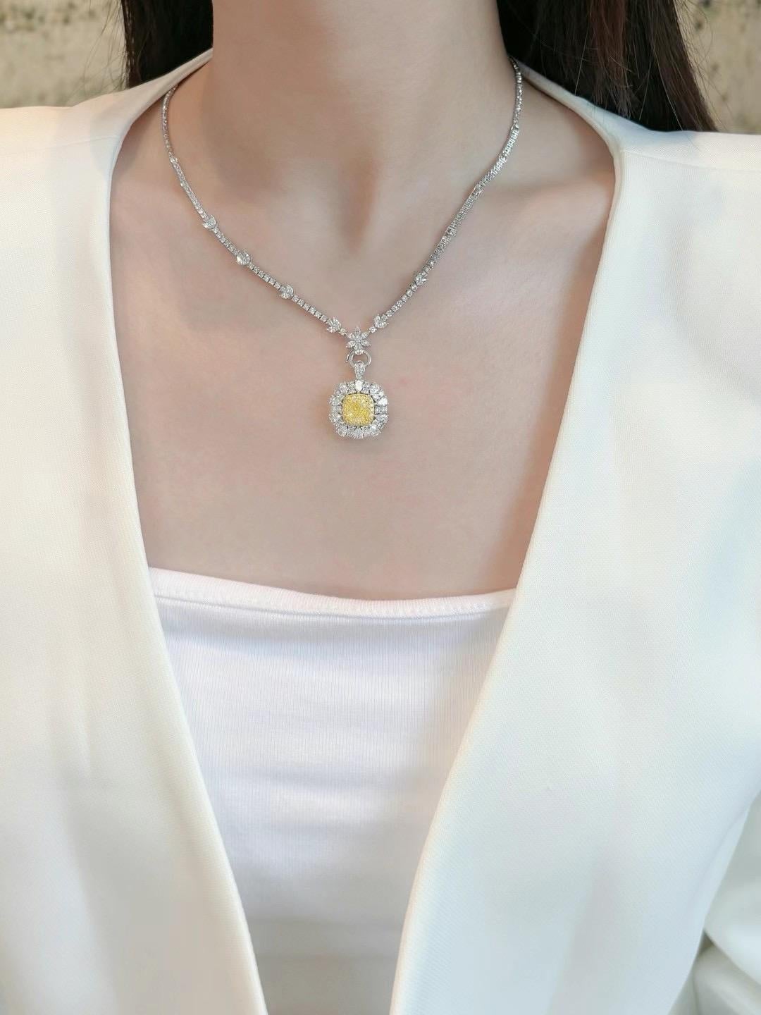 GIA Certified VVS1 1.50 CT Fancy Yellow Diamond Cocktail Ring In New Condition For Sale In Kowloon, HK