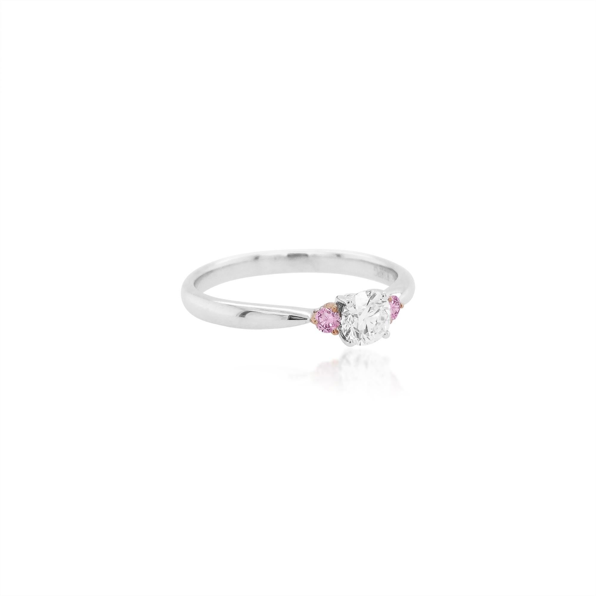 GIA Certified White Diamond Argyle Pink Diamond 18k Gold Bridal Ring im Zustand „Neu“ im Angebot in Hong Kong, HK