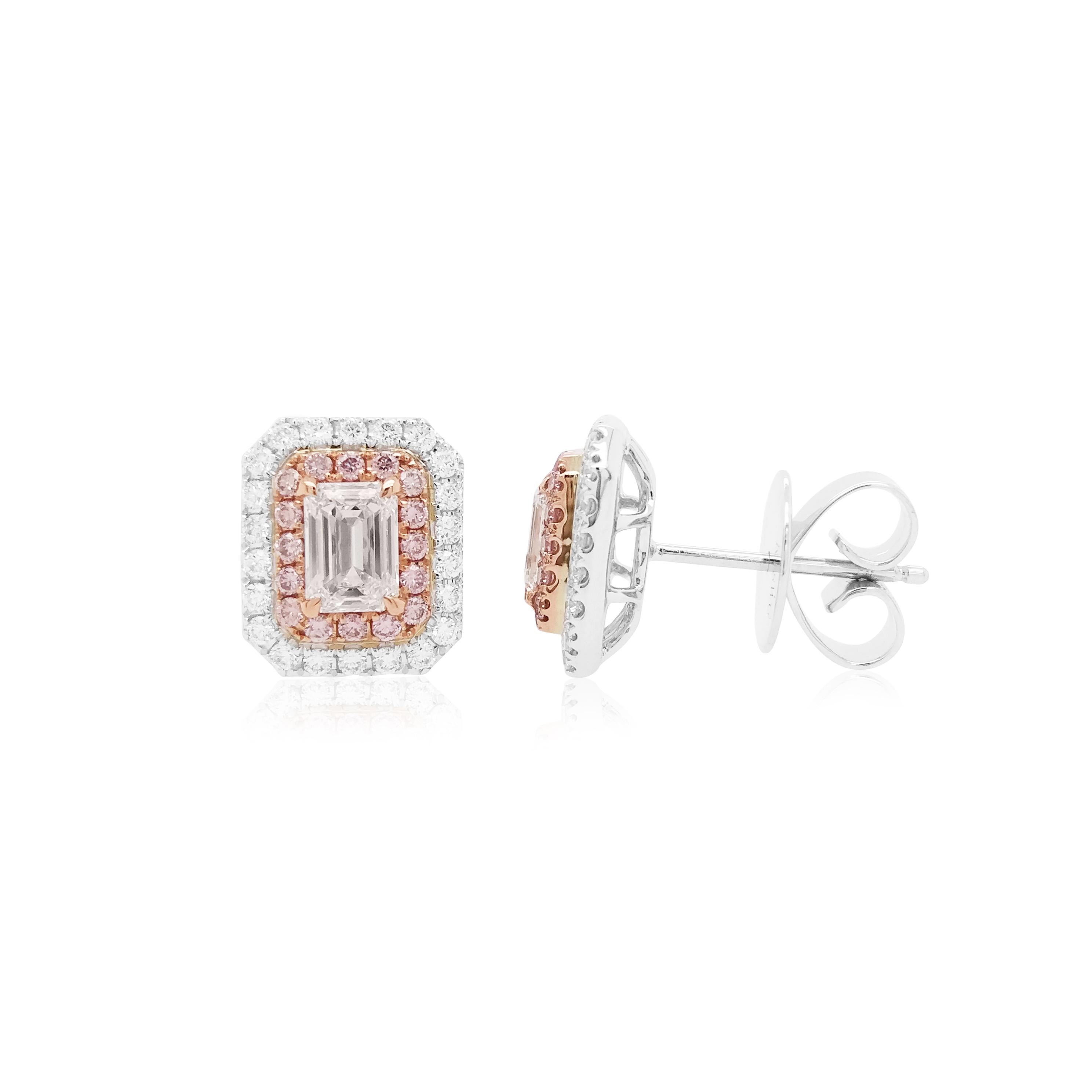 Ces boucles d'oreilles spectaculaires présentent au premier plan des diamants blancs de taille émeraude d'excellente qualité, accentués par de délicats halos de diamants roses Argyle et de diamants blancs qui les entourent. Serties dans de l'or