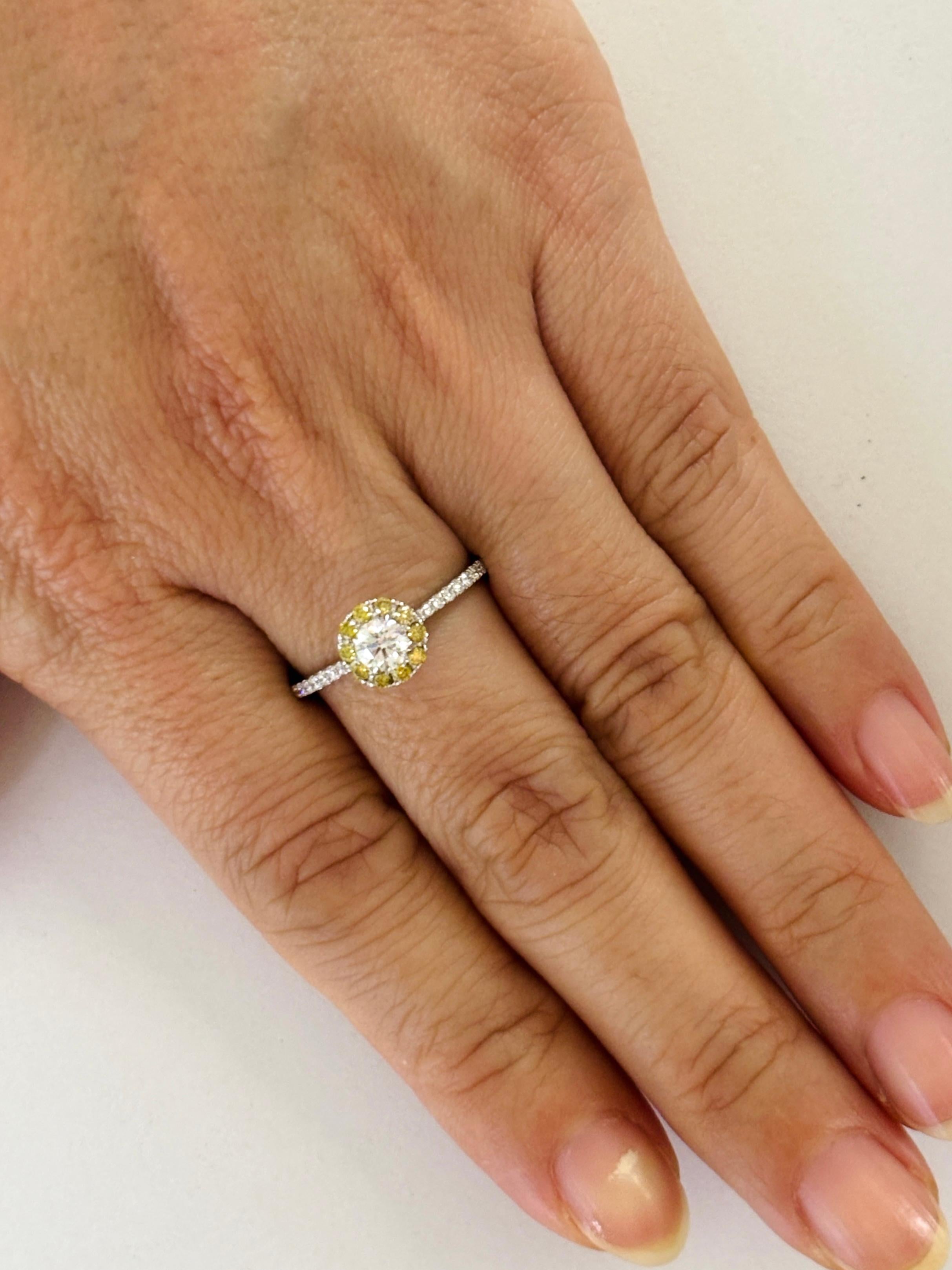 Verlobungsring, GIA-zertifizierter weißer Diamant, grüner Diamant, 18 Karat Gold im Zustand „Neu“ im Angebot in Hong Kong, HK