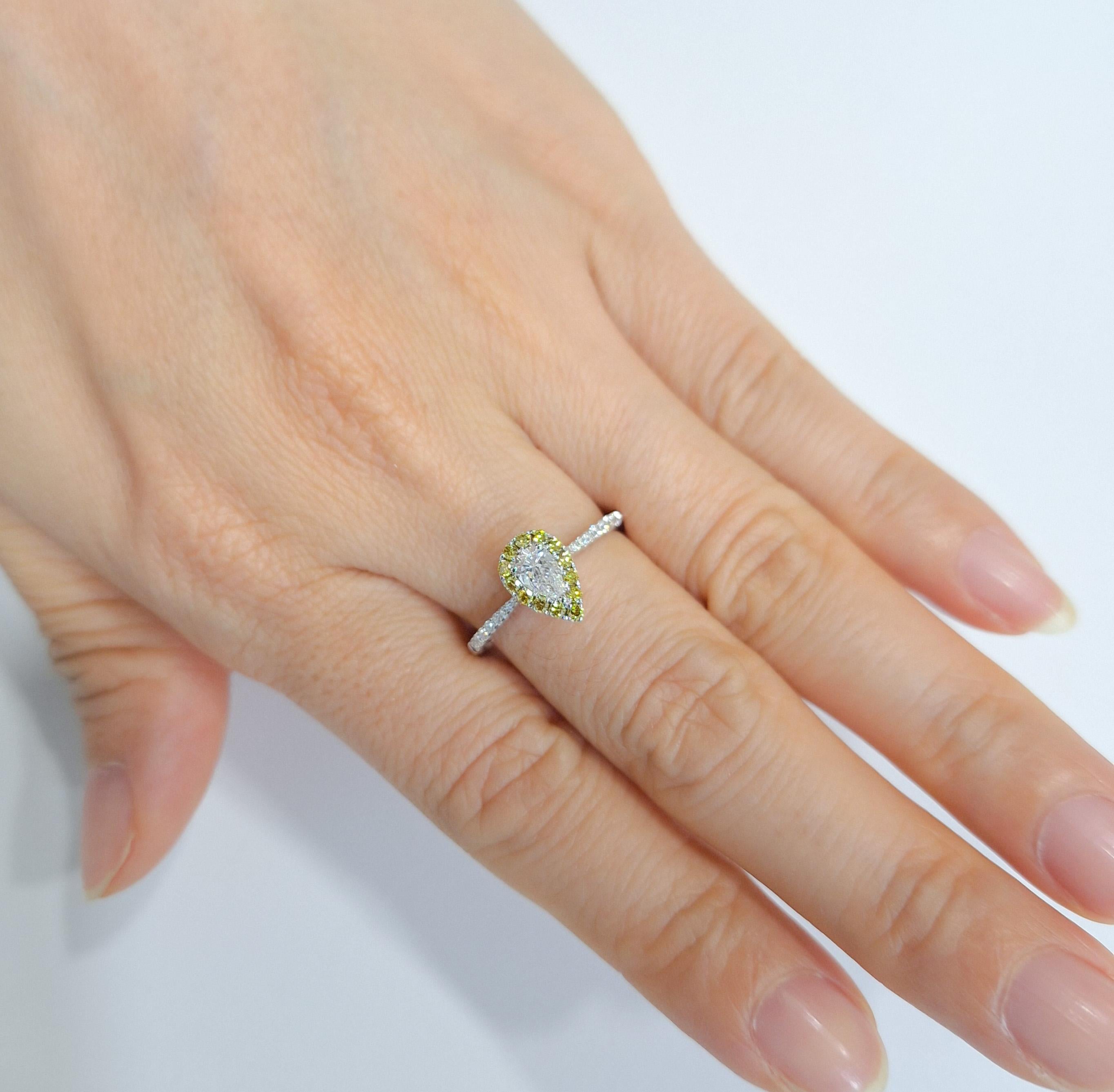 Anello nuziale in oro 18 carati con diamante bianco certificato GIA e diamante verde In condizioni Nuovo in vendita a Hong Kong, HK