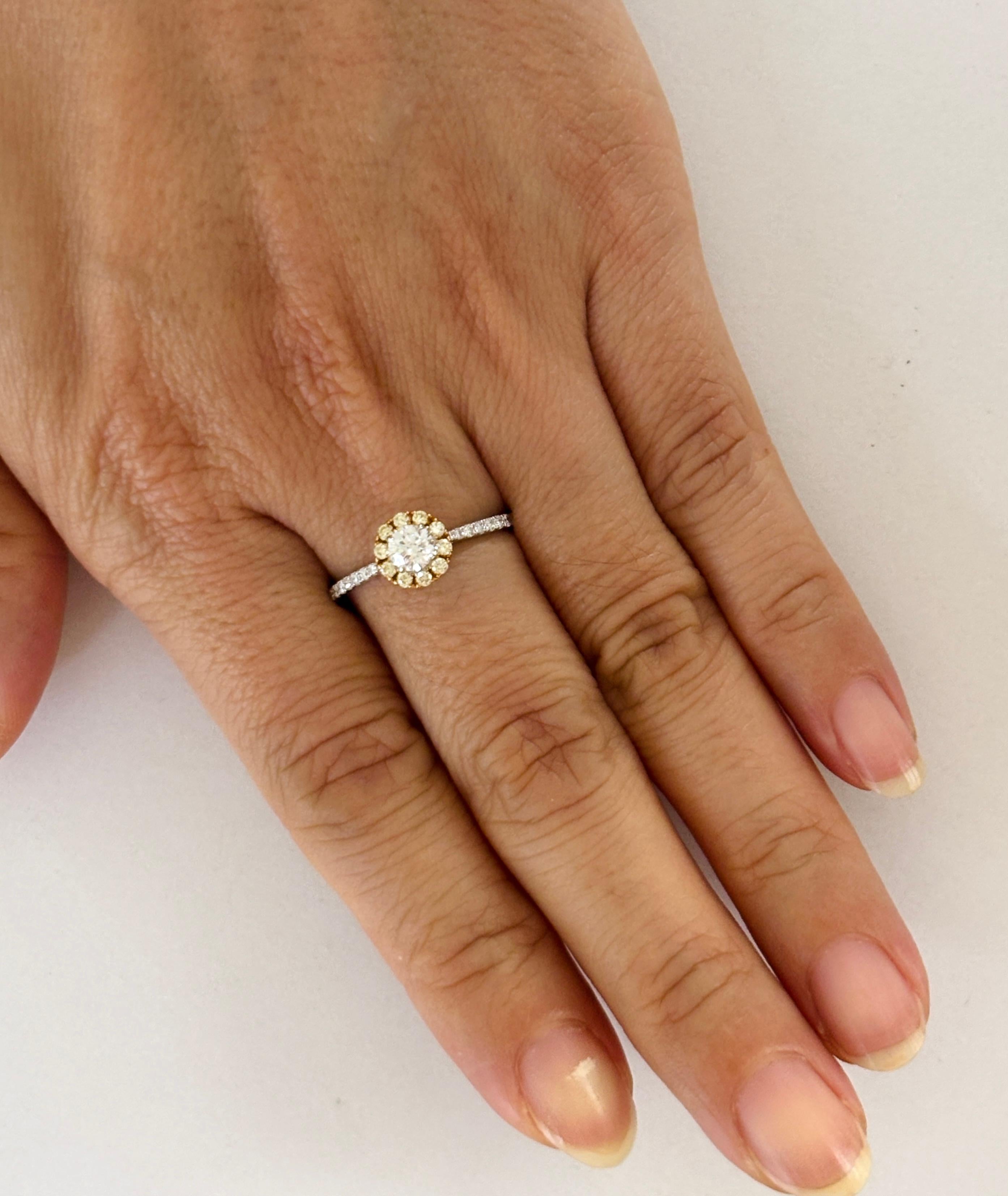 Verlobungsring mit GIA-zertifiziertem weißem Diamanten und gelbem Diamanten aus 18 Karat Gold im Zustand „Neu“ im Angebot in Hong Kong, HK