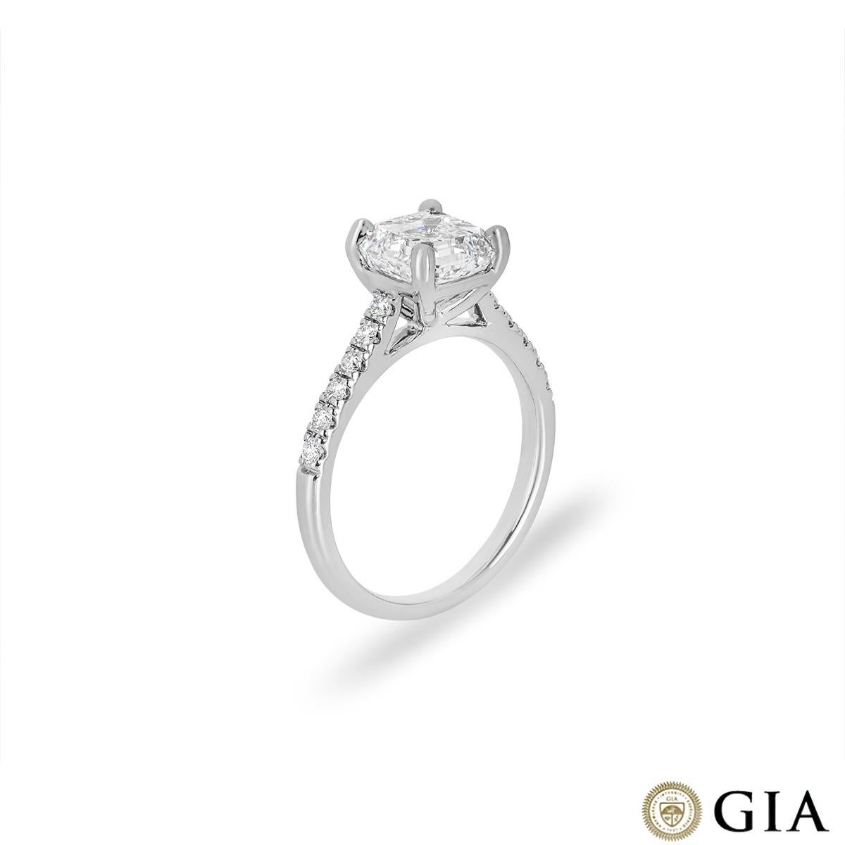 Ein atemberaubender Diamant-Verlobungsring aus 18 Karat Weißgold. Der Ring ist in der Mitte mit einem faszinierenden Diamanten im Asscher-Schliff mit einem Gewicht von 2,40ct, Farbe G und Reinheit VS1 besetzt. Der zentrale Diamant wird von 12 runden