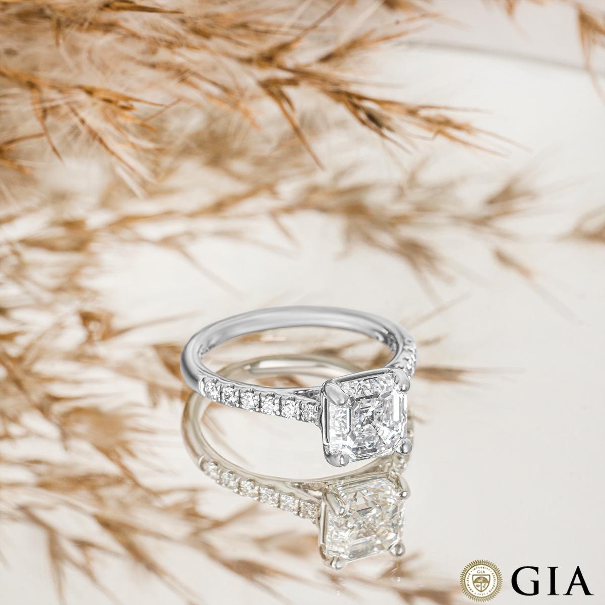 Bague en or blanc certifiée GIA avec diamant taille Asscher de 2,40 carats G/VS1 Pour femmes en vente