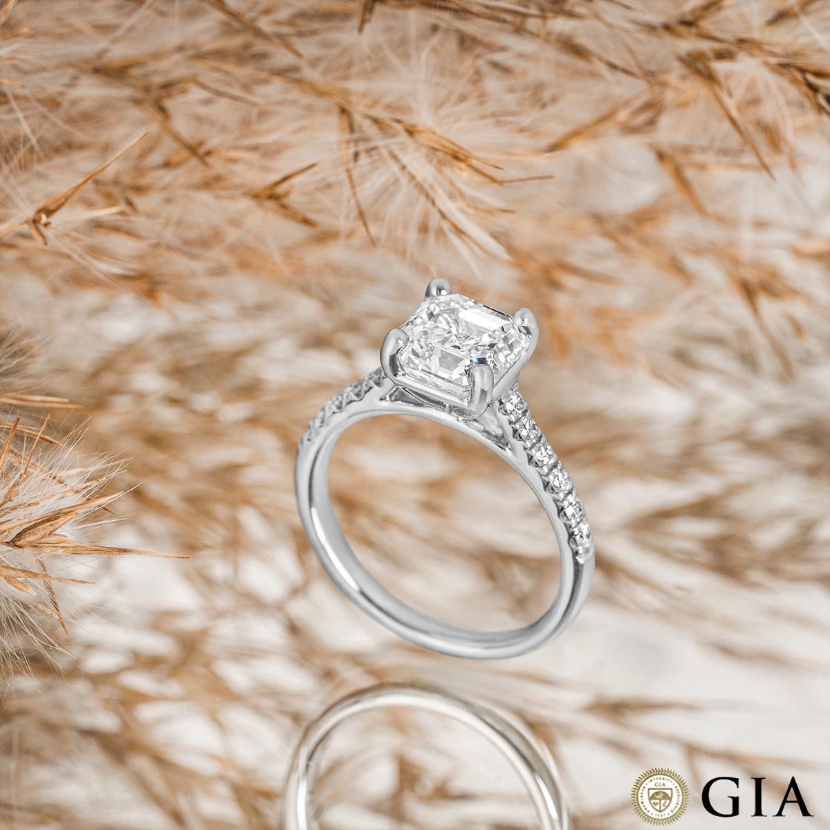 Bague en or blanc certifiée GIA avec diamant taille Asscher de 2,40 carats G/VS1 en vente 1