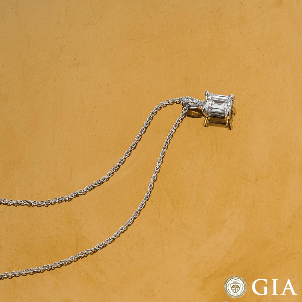 Pendentif en or blanc certifié GIA avec diamant taille émeraude 0,92 carat G/SI1 en vente 3