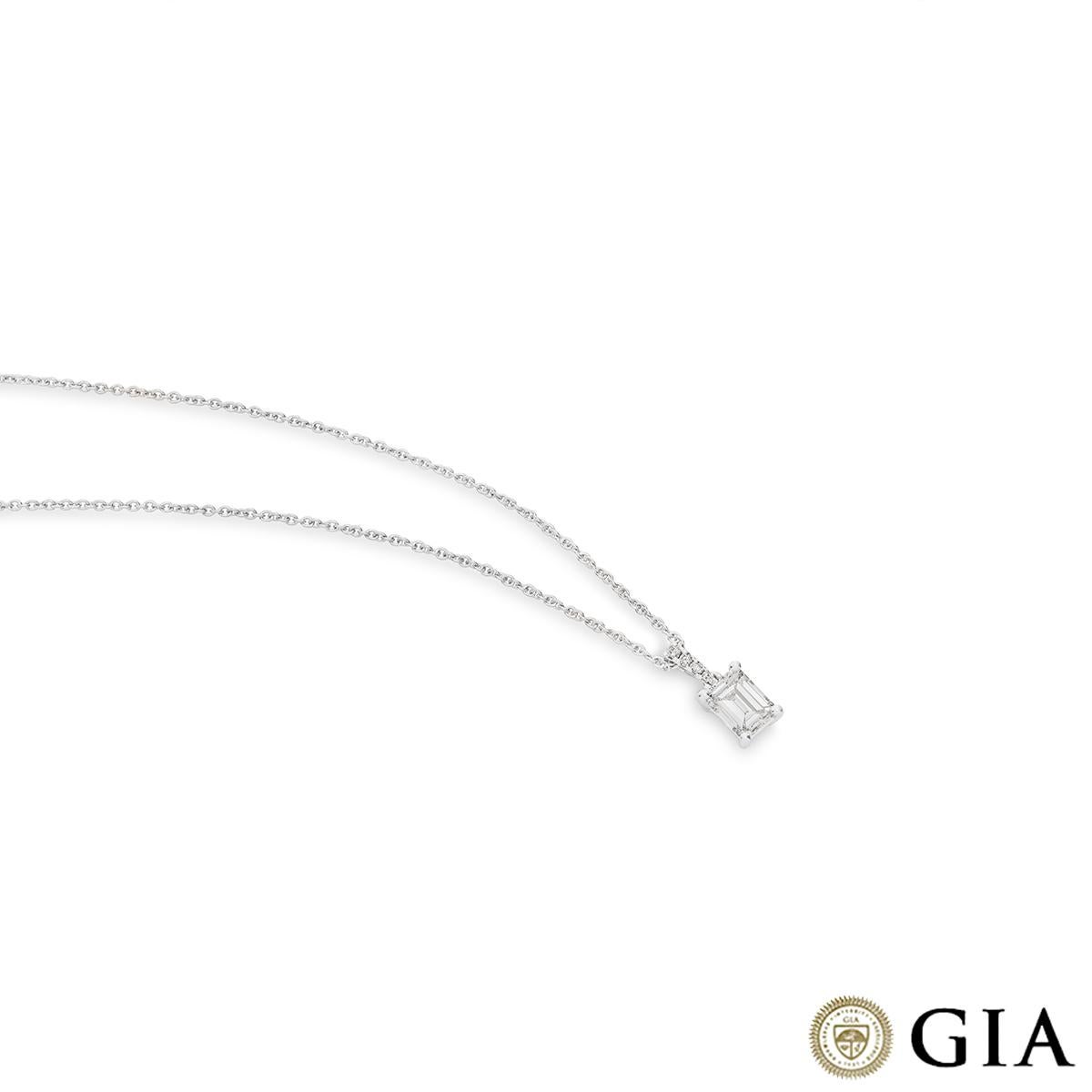 Taille émeraude Pendentif en or blanc certifié GIA avec diamant taille émeraude 0,92 carat G/SI1 en vente