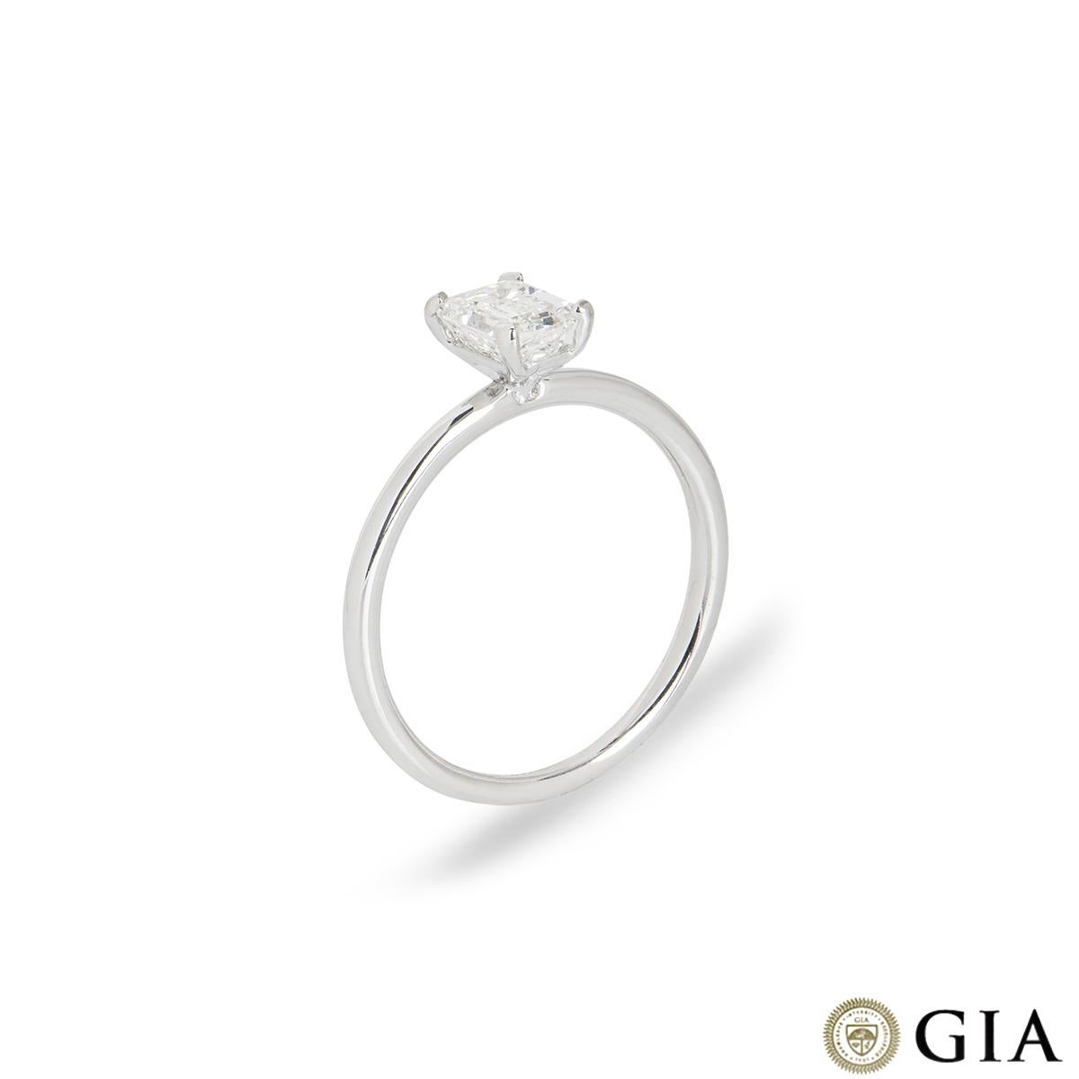 Une charmante bague de fiançailles en or blanc 18k avec un diamant de taille émeraude. La bague solitaire est sertie au centre d'un diamant de taille émeraude dans une monture à quatre griffes pesant 0,81ct, de couleur H et de pureté VVS2. La bague
