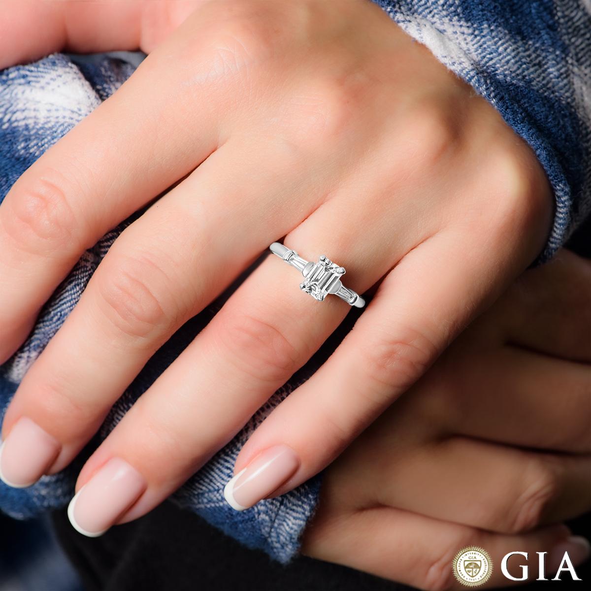 Bague en or blanc certifiée GIA avec diamant taille émeraude de 1,00 carat F/VS1 Pour femmes en vente