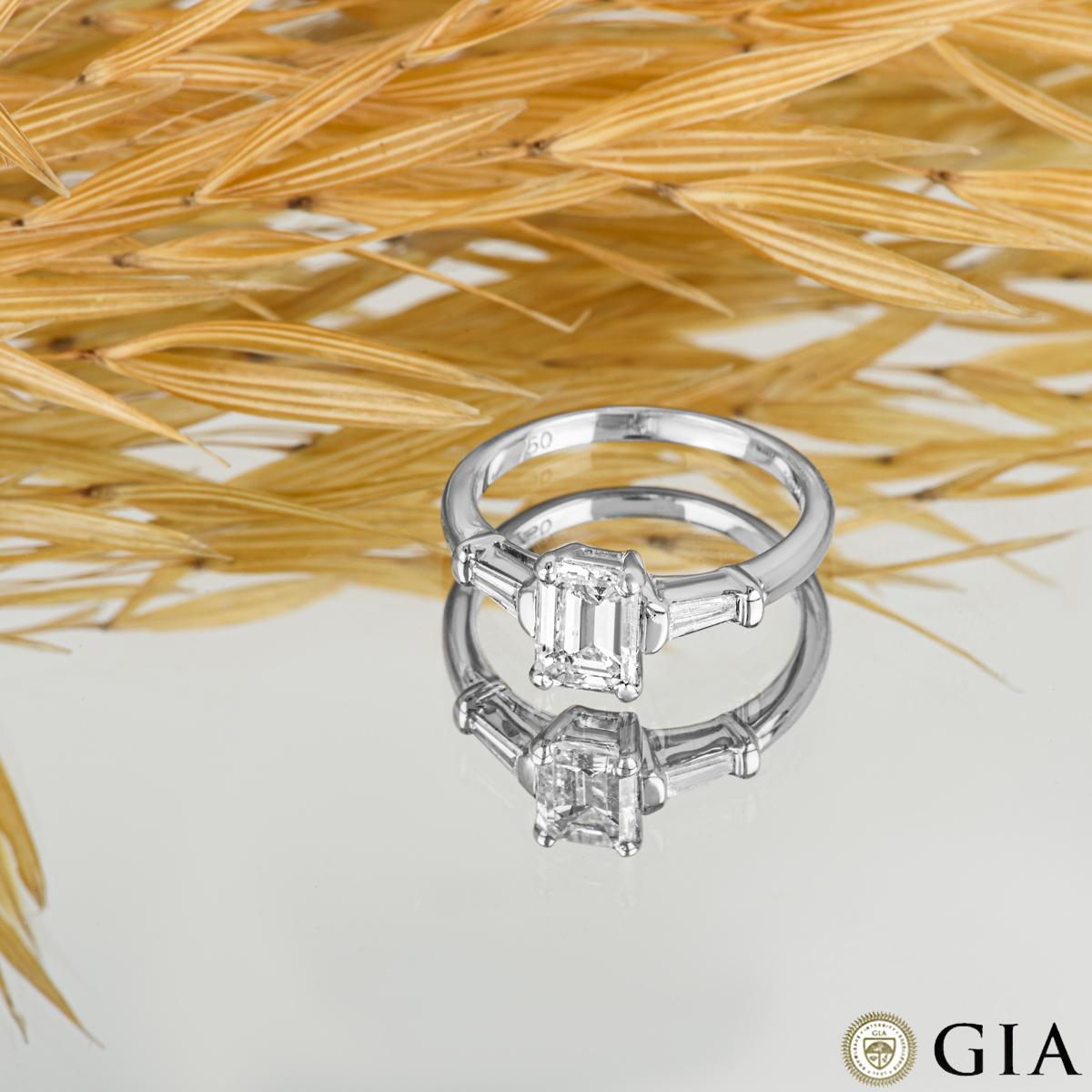 Bague en or blanc certifiée GIA avec diamant taille émeraude de 1,00 carat F/VS1 en vente 1