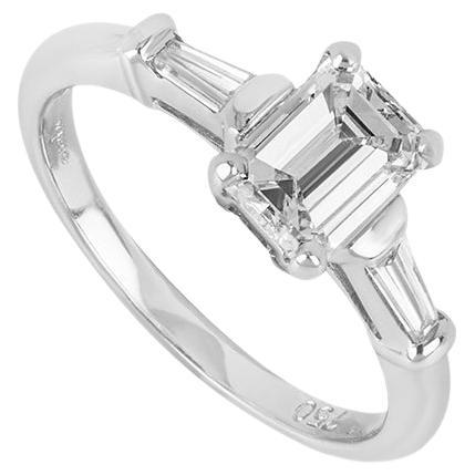 Bague en or blanc certifiée GIA avec diamant taille émeraude de 1,00 carat F/VS1