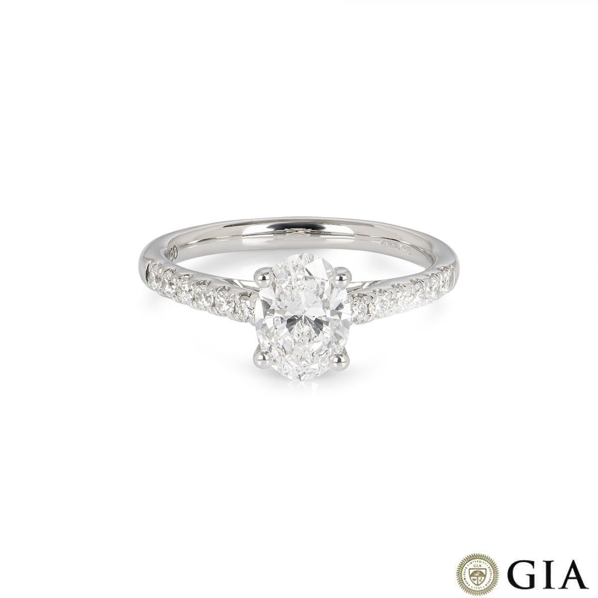 Contemporain Bague en or blanc certifiée GIA avec diamant taille ovale de 1,00 carat D/SI1 en vente