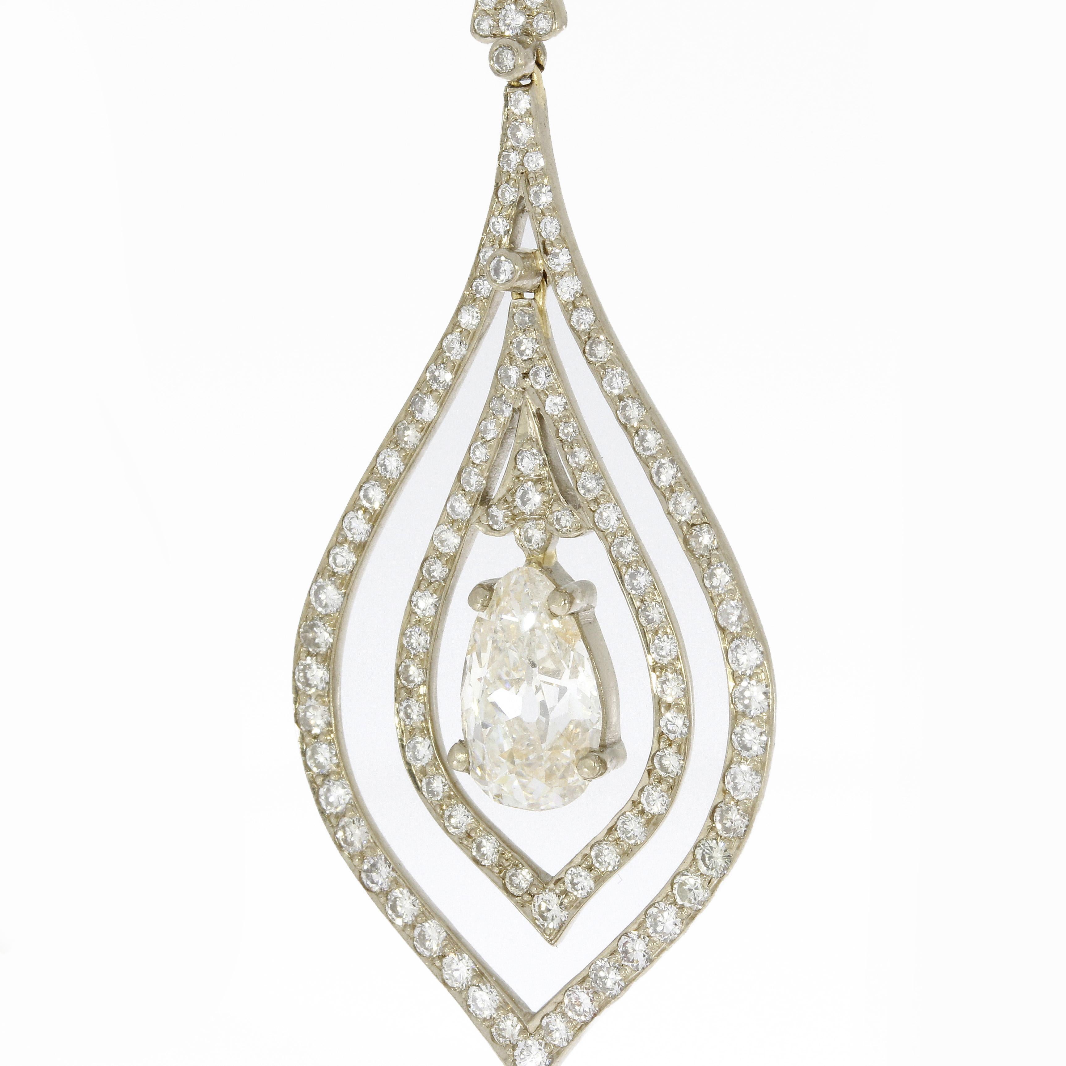 GIA Certified White Gold Pear Shaped Diamond Drop Earrings In Excellent Condition For Sale In Berlin, DE