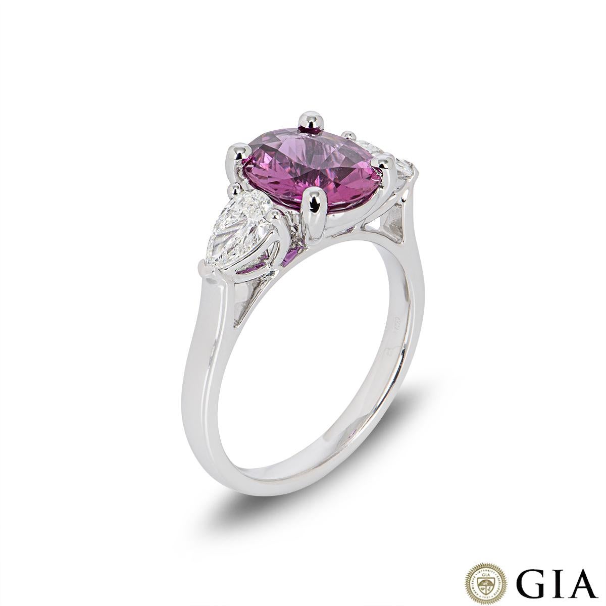 Ein schöner Ring aus 18 Karat Weißgold mit rosa Saphiren und Diamanten. Der rosafarbene ovale Saphir im Stufenschliff wiegt 2,44ct und weist Anzeichen einer Wärmebehandlung auf. Zu beiden Seiten des Saphirs befinden sich 2 Diamanten im Birnenschliff