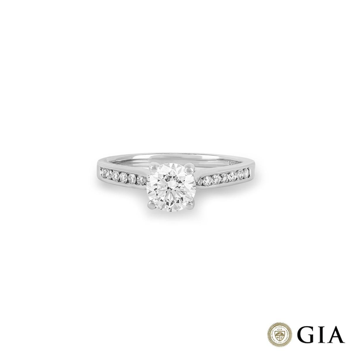 Contemporain Bague en or blanc certifiée GIA avec diamant taille brillant rond de 0,90 carat H/VS1 en vente