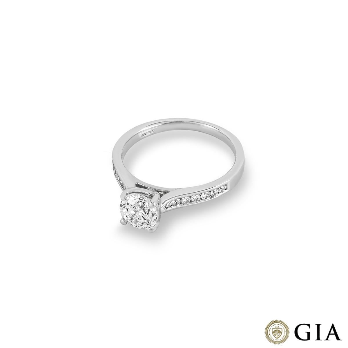 Taille ronde Bague en or blanc certifiée GIA avec diamant taille brillant rond de 0,90 carat H/VS1 en vente